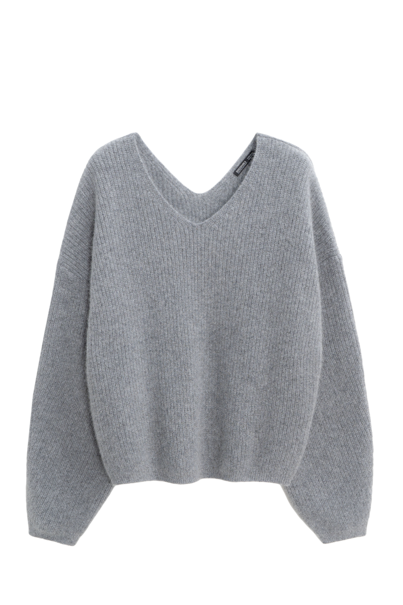 Трикотажный джемпер из пуха лисы. Модель свободного силуэта со спущенной линией плеч и V-образным вырезом горловины. Образ можно дополнить юбкой в том же стиле.