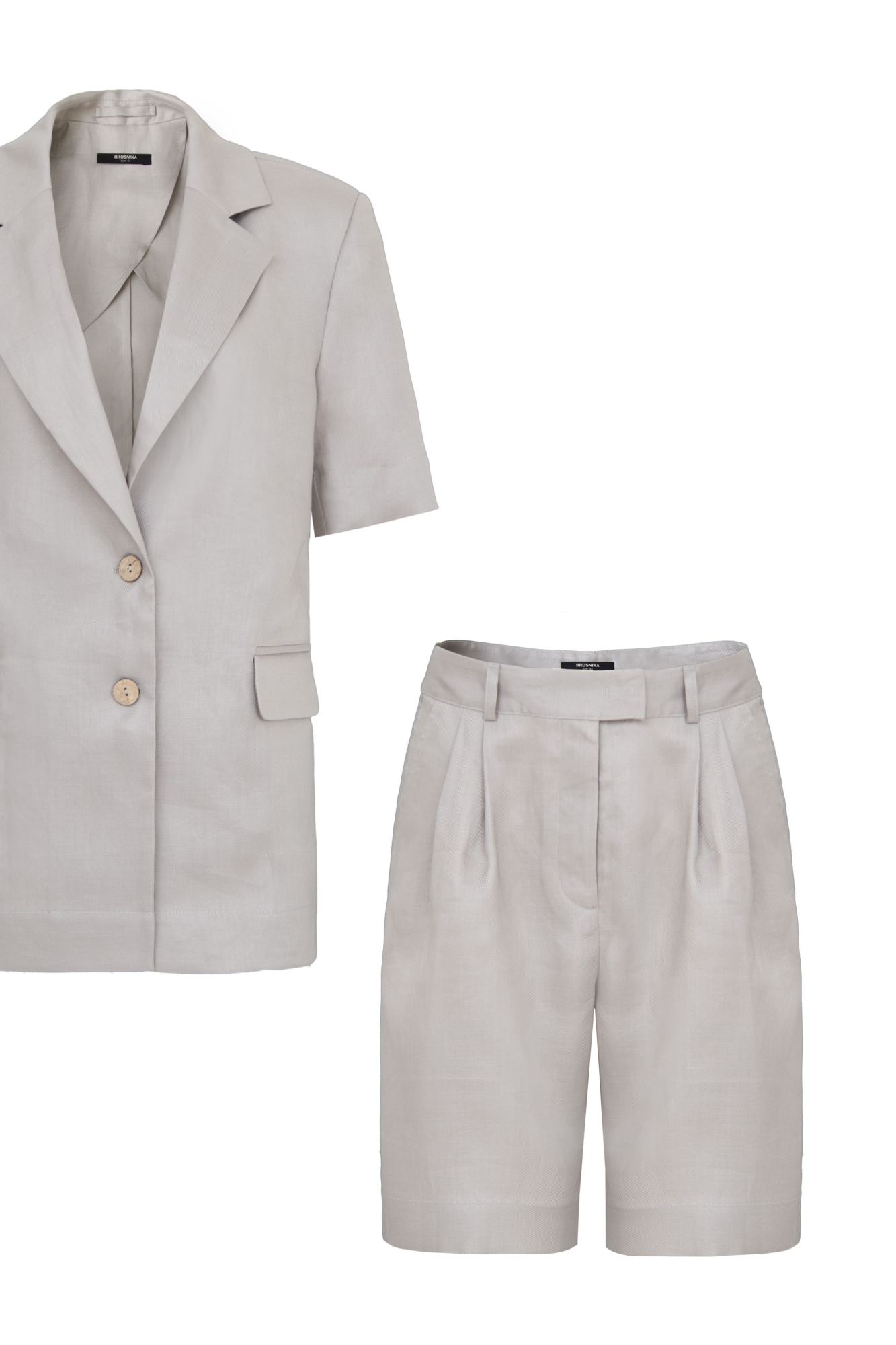 Костюм из 100% льна. Жакет с коротким рукавом и накладными карманами в комплекте с шортами с карманами по бокам.
