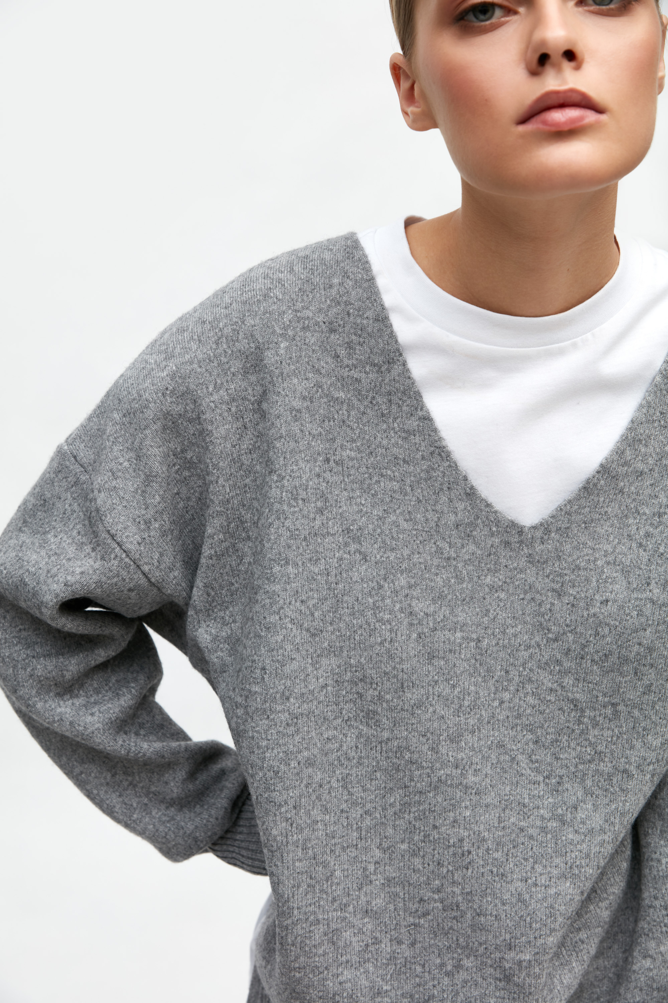 Кашемировый джемпер с V-образным вырезом и спущенным плечом.