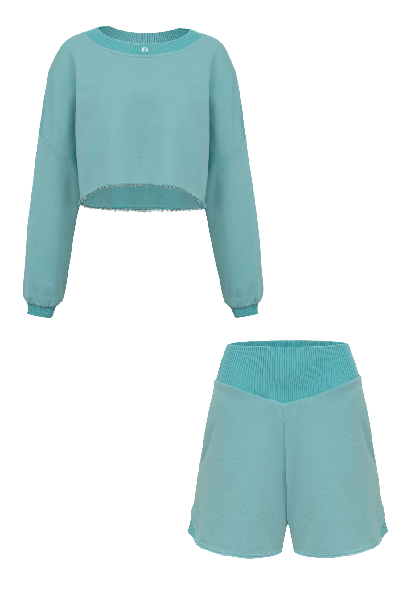 Спортивный костюм из хлопка. Состоит из укороченного худи, шорт и вязаного топа.
