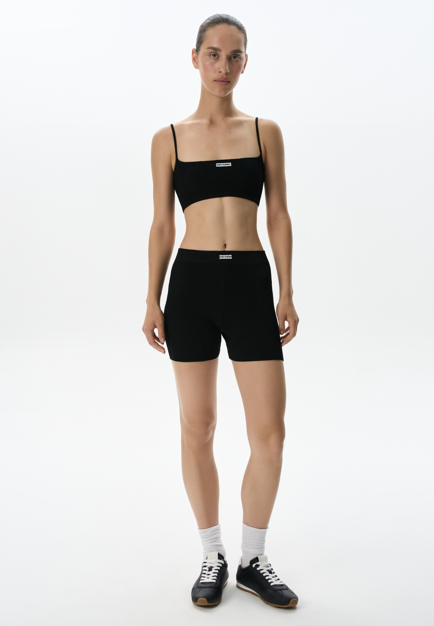 Трикотажные велосипедки из вискозы. Модель с эластичным поясом и&nbsp;&nbsp;жаккардовым ярлыком. Изделие выполнено в рубчик. Дополнить образ можно топом в таком же стиле.