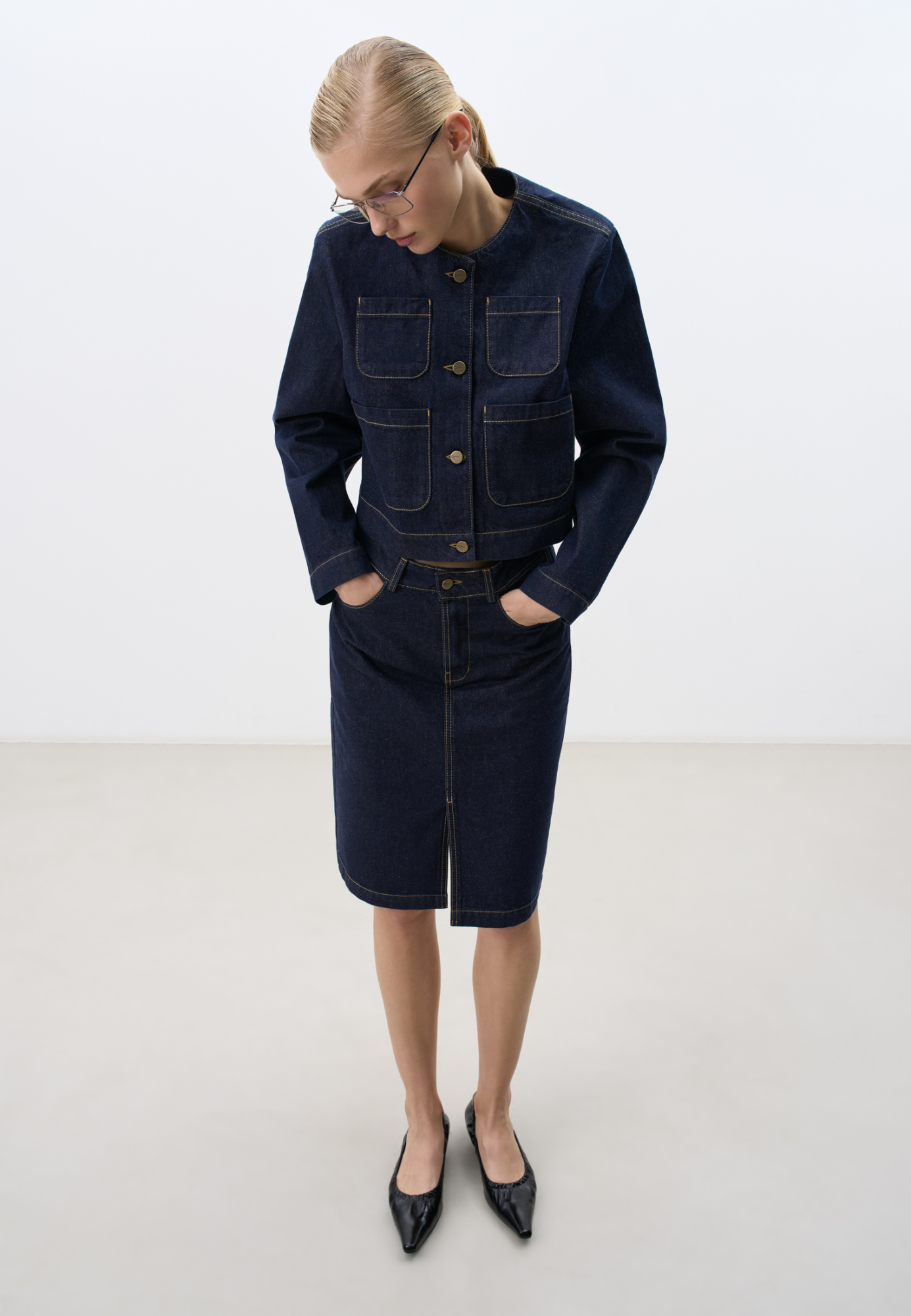 Джинсовая юбка длины миди из 100% хлопка. Модель прямого кроя, с карманами, шлевками на поясе для ремня и невысоким разрезом спереди. Застежка на молнию и пуговицу. Дополнить образ можно жакетом или жилетом.