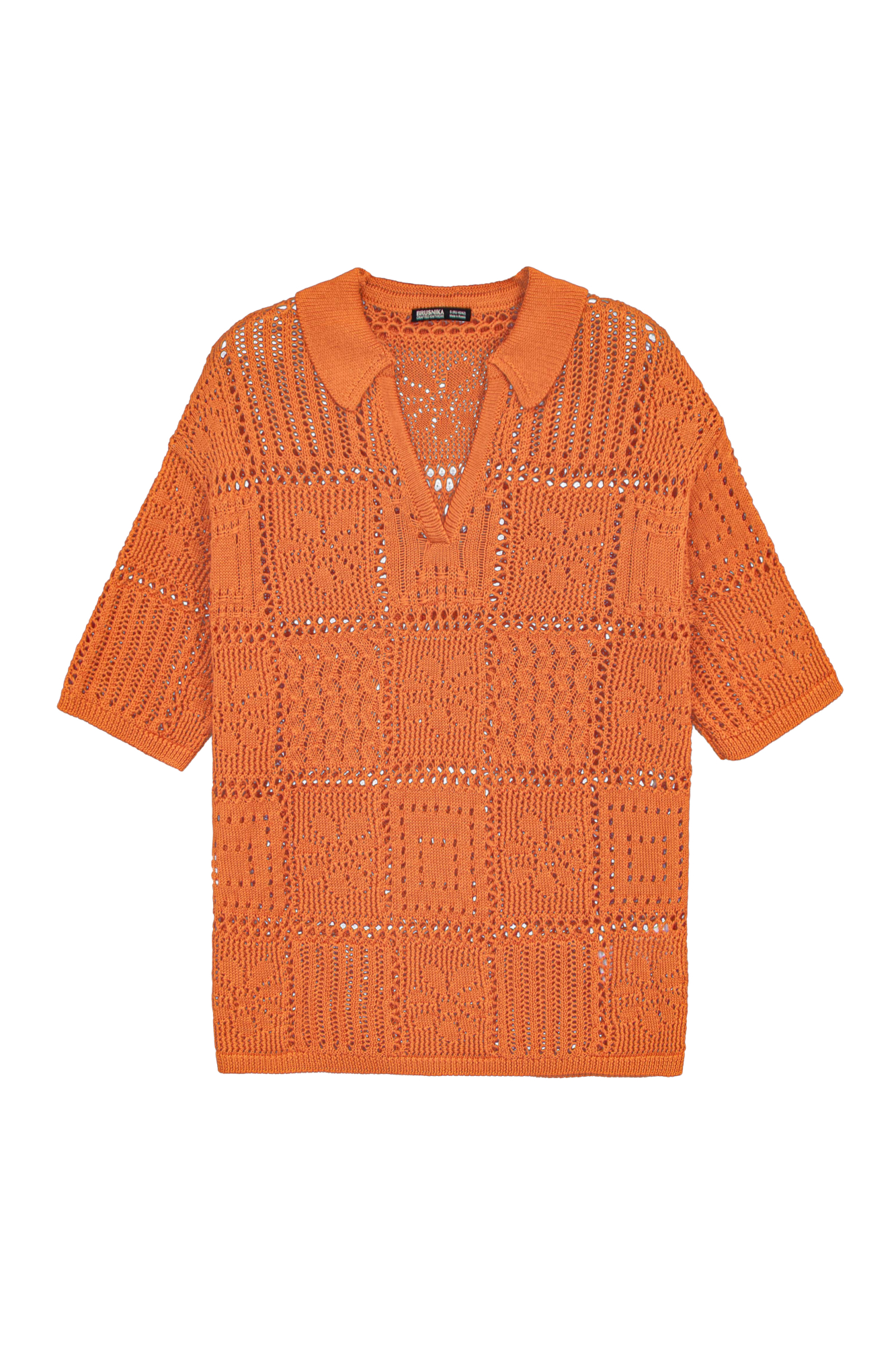 Трикотажная футболка поло из 100% хлопка. Модель выполнена в стиле пэчворк. Изделие прямого кроя, с коротким рукавом, отложным воротником и V-образным вырезом горловины.