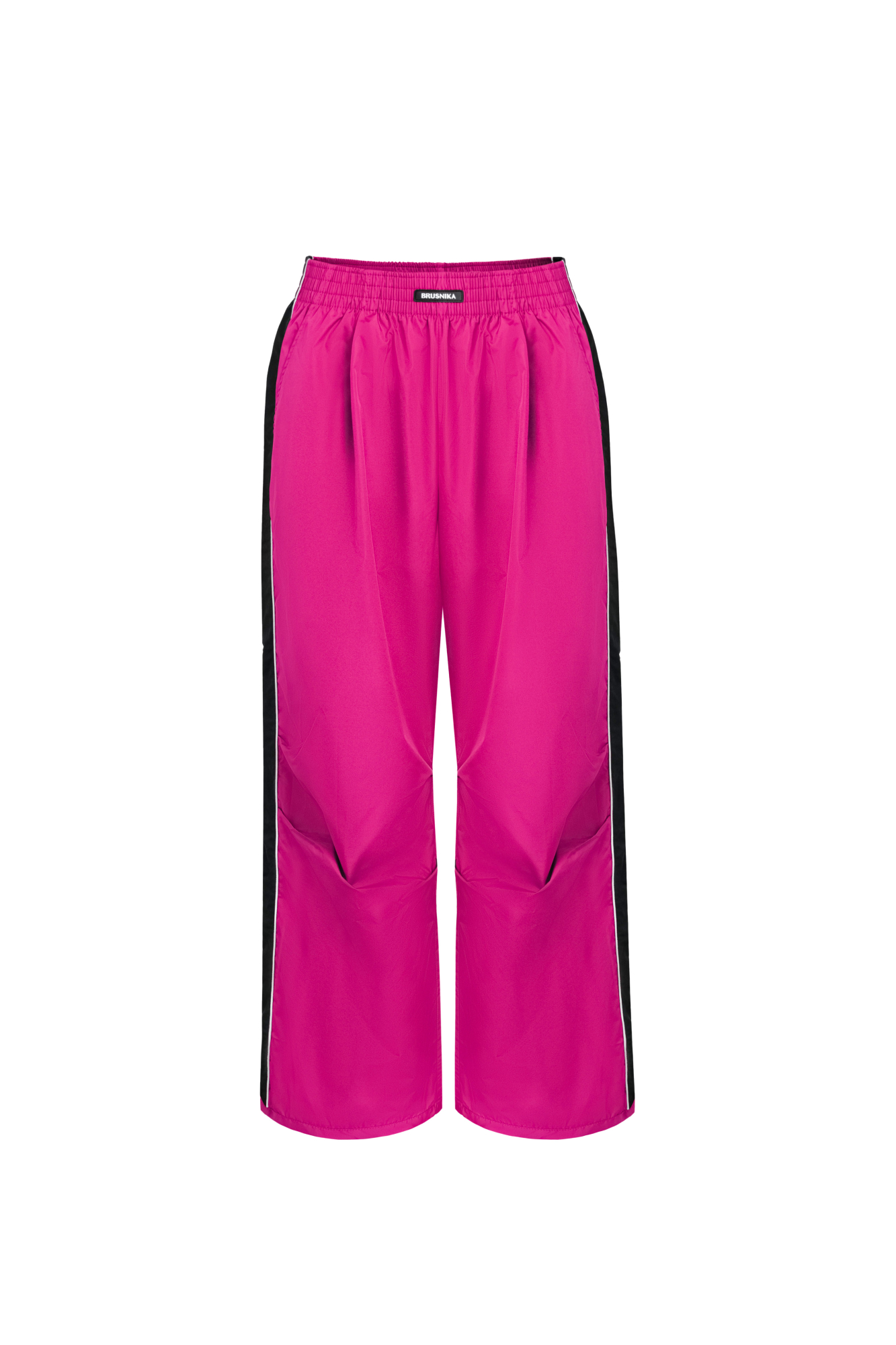 Детские брюки в спортивном стиле с карманами по бокам, белым кантом и широким лампасом. Пояс на эластичной ленте с брендированным ярлыком, манжеты на регулируемой кулиске. Дополнить образ можно бомбером или курткой в том же стиле.