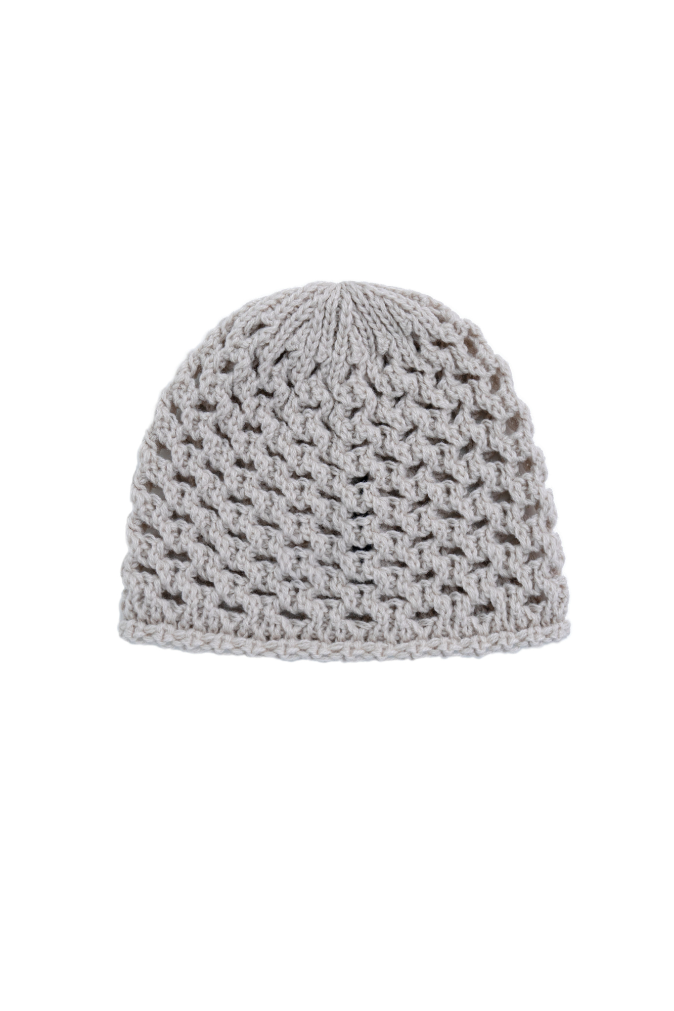Трикотажная шапка из шерсти. Модель выполнена ажурным переплетением с отворотом.