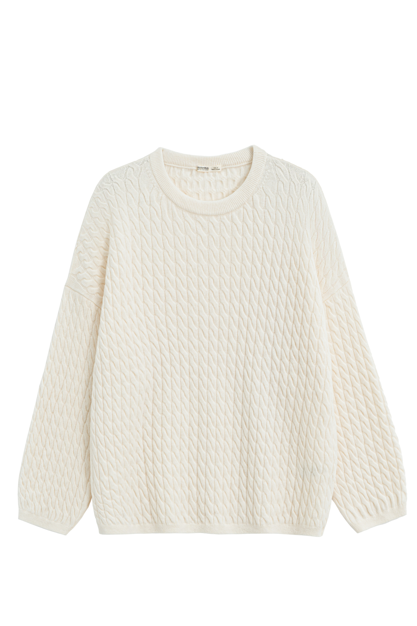 Трикотажный джемпер с объемными косами из 100% шерсти мериноса экстрафайн. Модель свободного силуэта, со спущенной линией плеч и круглым вырезом горловины, оформленным двойной бейкой. Края изделия выполнены в мелкий рубчик.