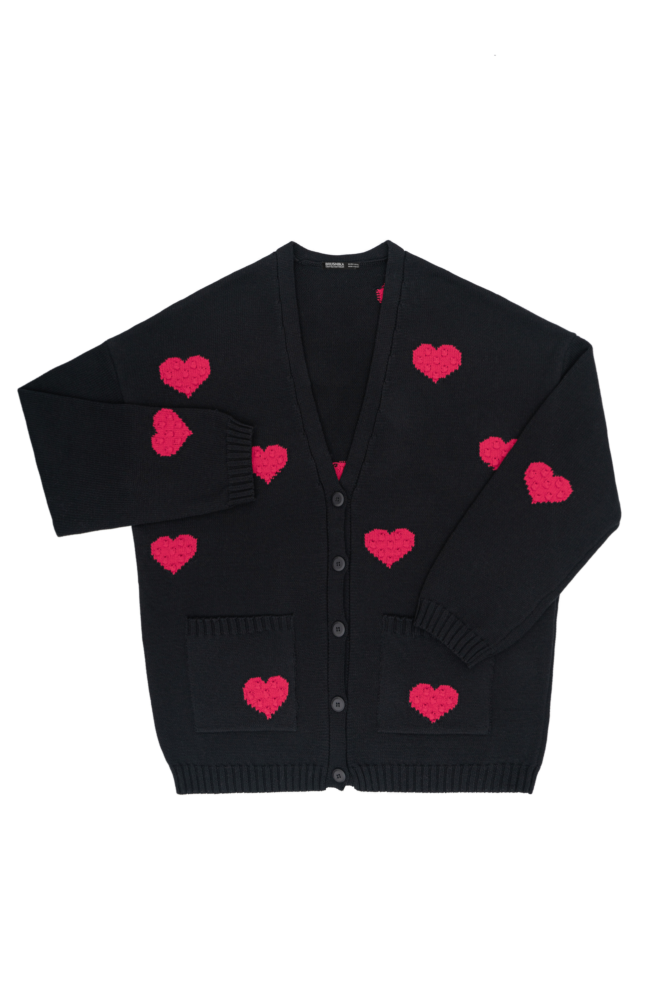 Свободный кардиган с V-образным вырезом и вывязанными сердцами. Застежка на пуговицы.