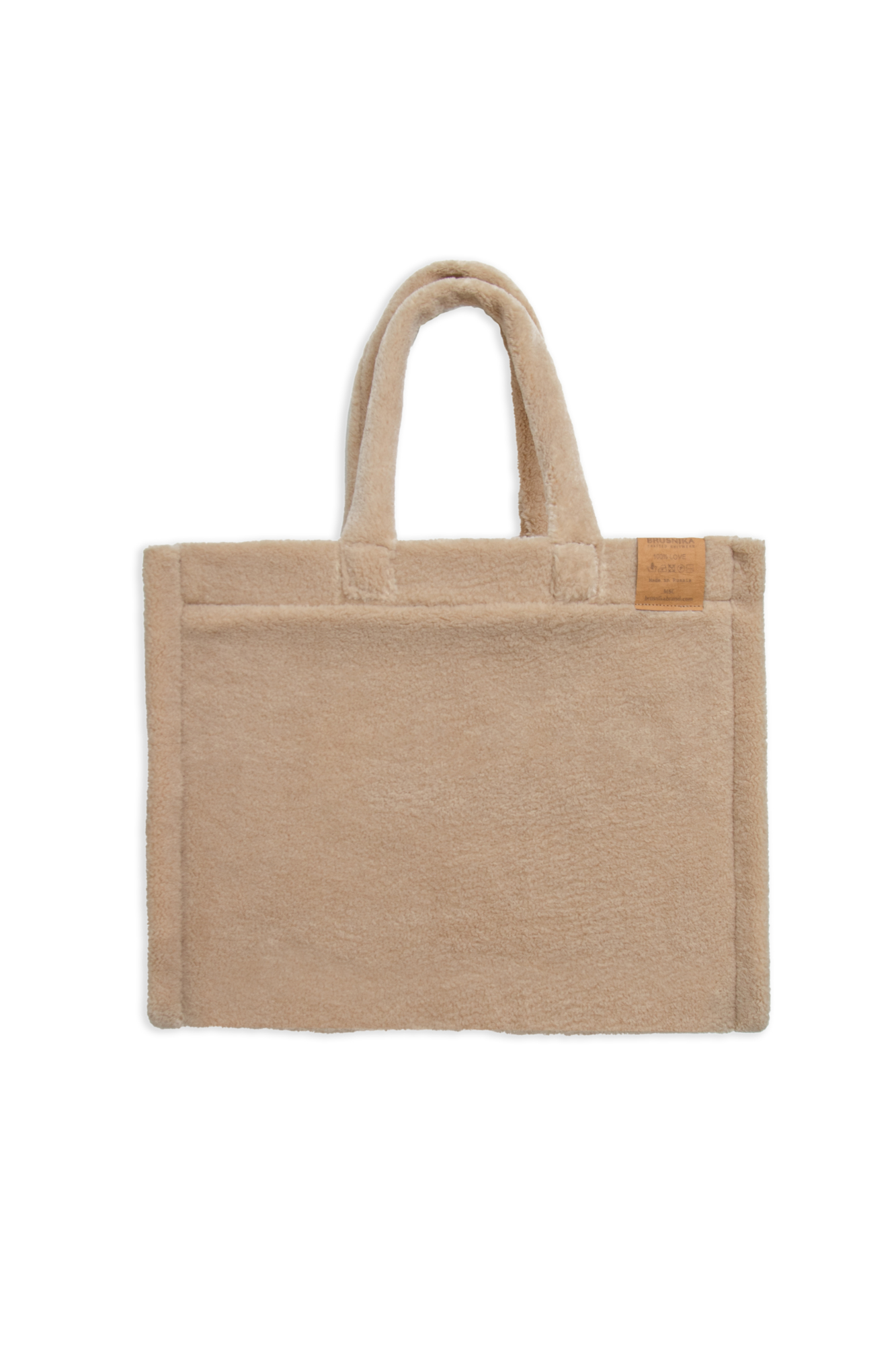 Сумка из экомеха с двумя плечевыми ремнями. Аксессуар гармонично сморится с вязаными изделиями и верхней одеждой из меха.