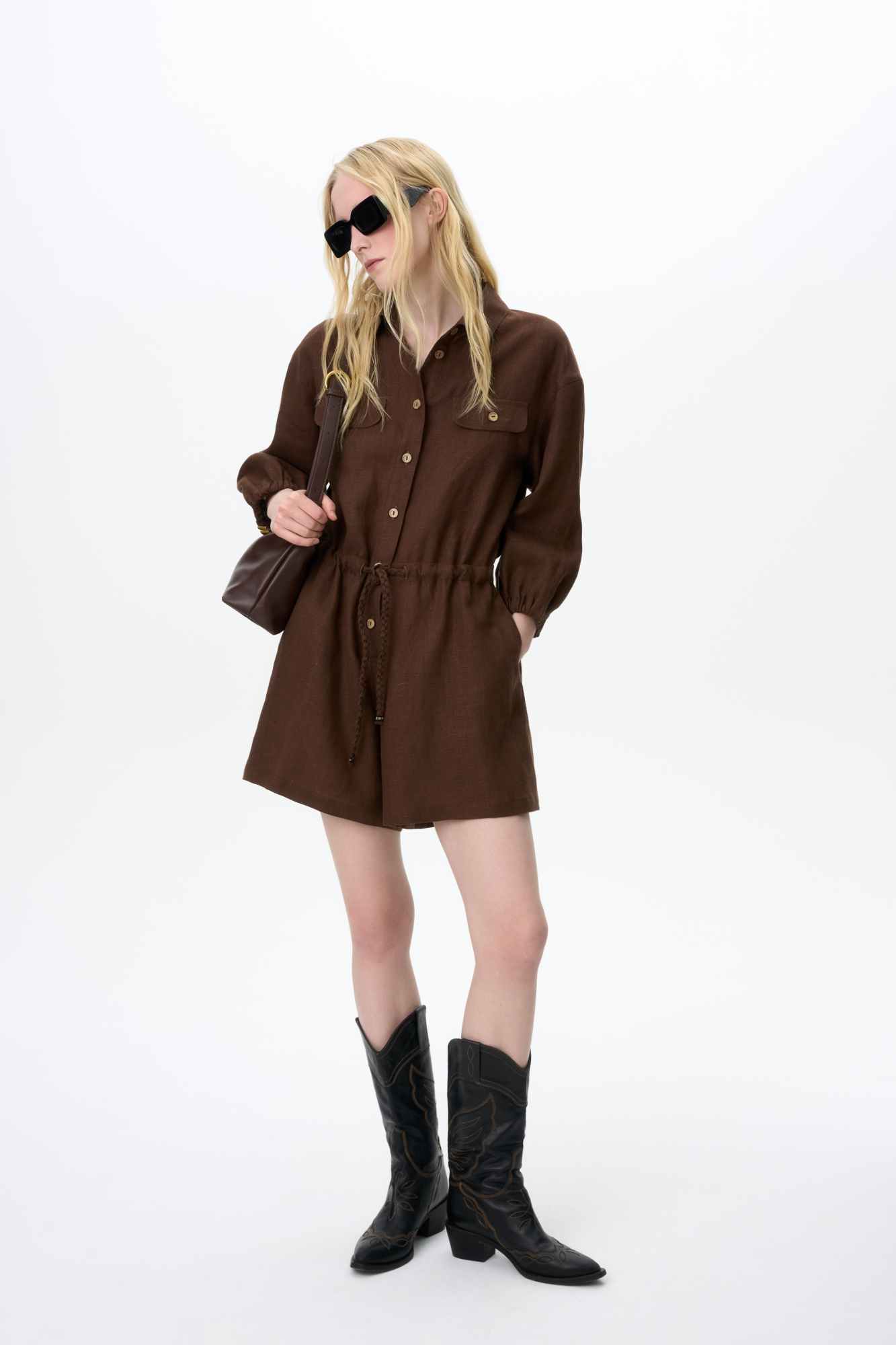 Комбинезон из 100% льна. Модель с рубашечным верхом, отложным воротником, накладными карманами на груди, длинными рукавами и застежкой на пуговицы. Регулируемая кулиска на поясе. 