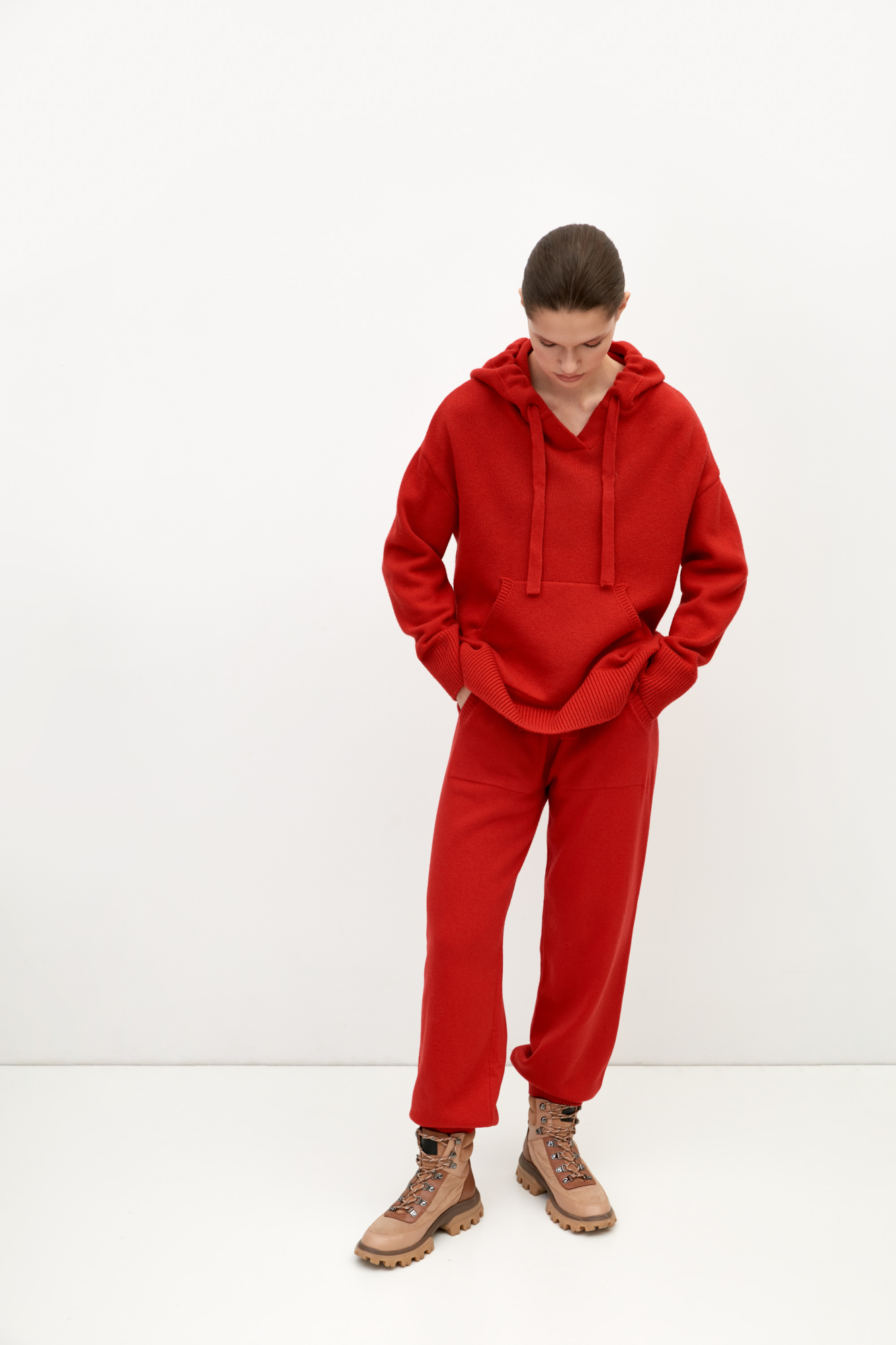 Трикотажные брюки-джоггеры из кашемира и шерсти. Модель с широким эластичным поясом на кулиске, манжетами на резинке и боковыми карманами.