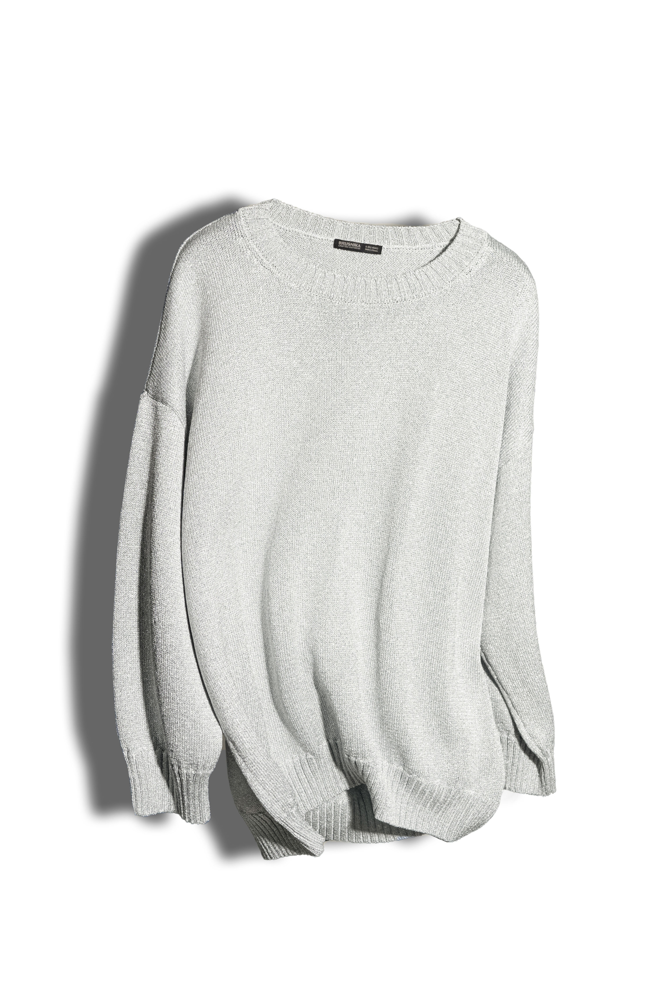 Трикотажный удлиненный джемпер из вискозы с люрексом. Модель свободного силуэта со спущенной линией плеча и круглым вырезом горловины. Края изделия в рубчик. 