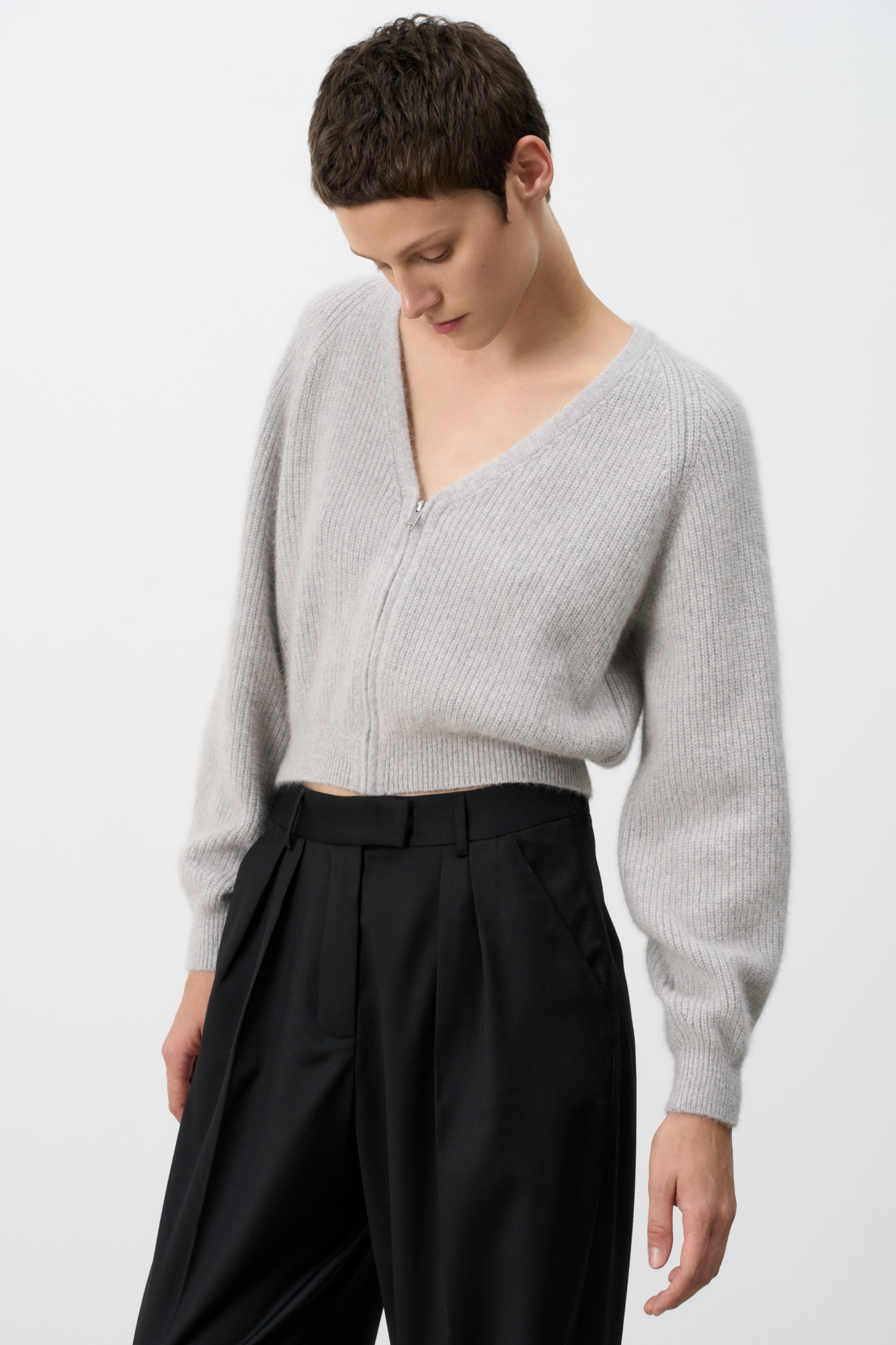 Укороченный кардиган на молнии с V-образным вырезом. Содержание в пряже 40% натурального пуха лисы делает изделие теплым, мягким и в тоже время очень легким.