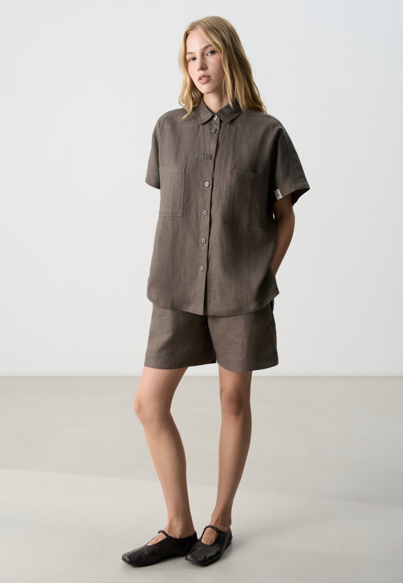 Свободная рубашка из 100% льна. Модель прямого кроя, без рукавов, с отложным воротником, двумя нагрудными карманами и застежкой на пуговицы.&nbsp;&nbsp;