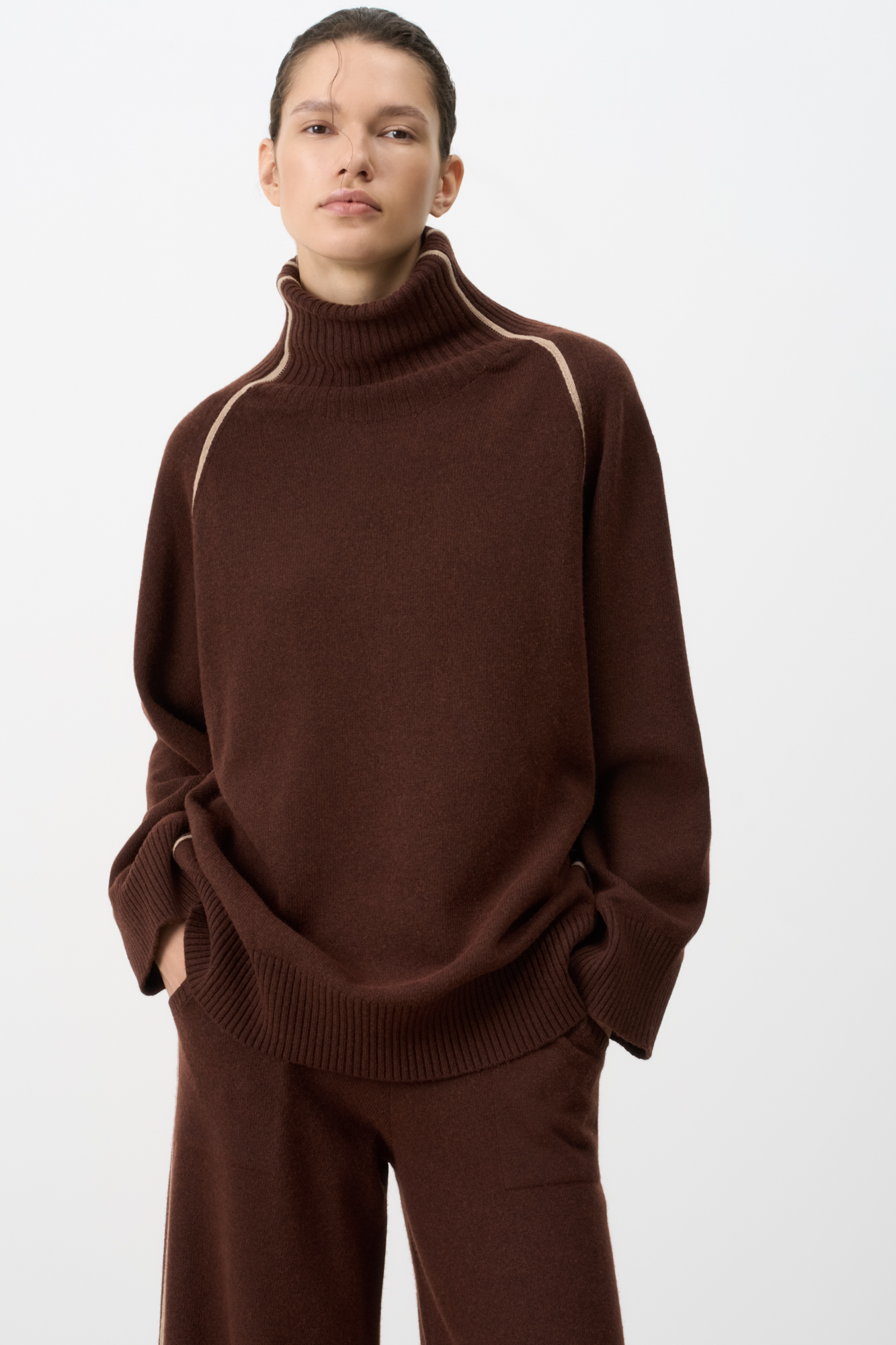 Трикотажный джемпер из смесовой шерсти. Модель свободного силуэта с лампасами, высоким воротом и спущенной линией плеч.