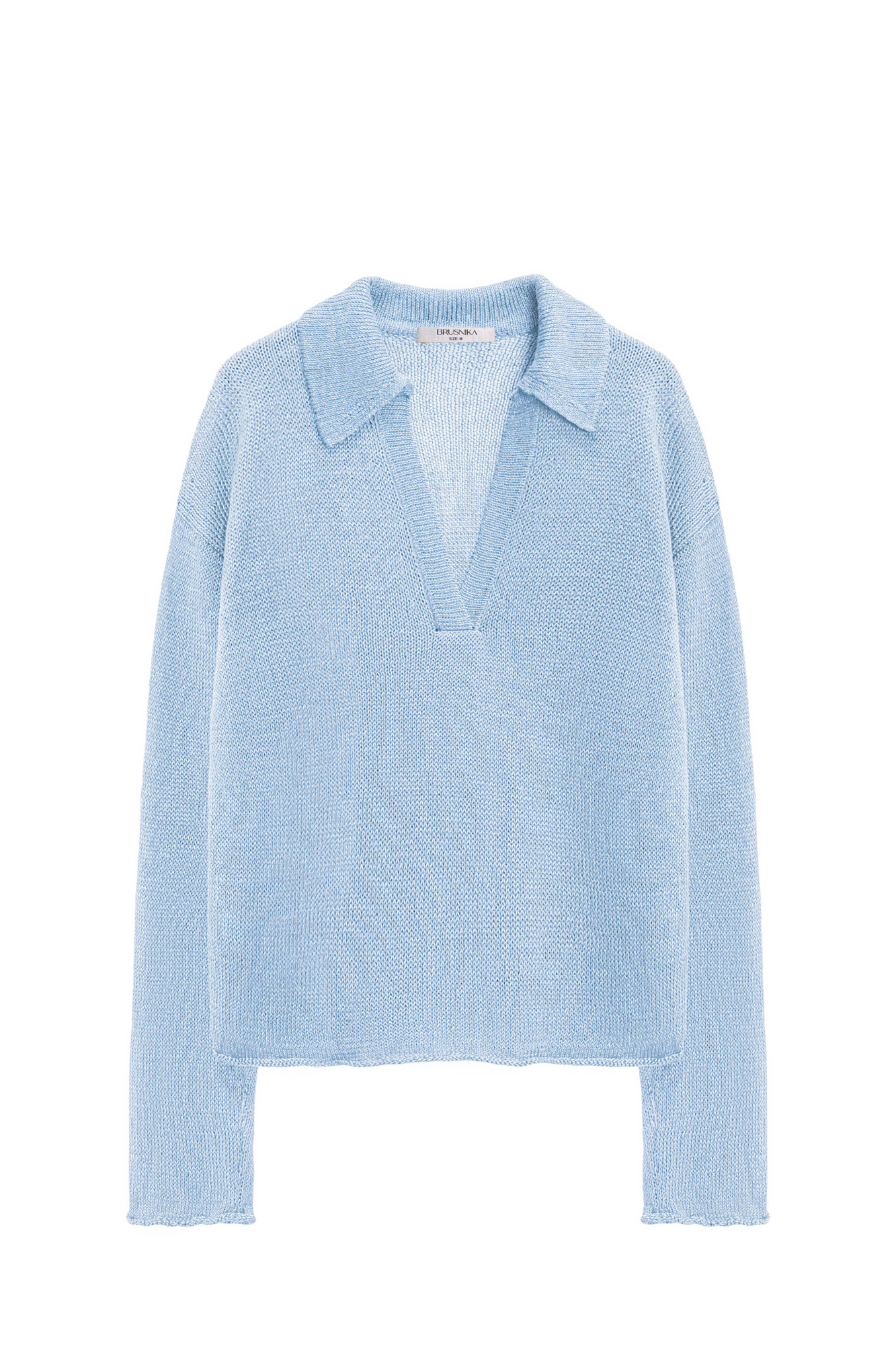 Трикотажный джемпер из 100% льна с воротником поло. Модель свободного силуэта, со спущенной линией плеча, длинными рукавами, V-образным вырезом горловины и валиками по нижнему краю изделия.