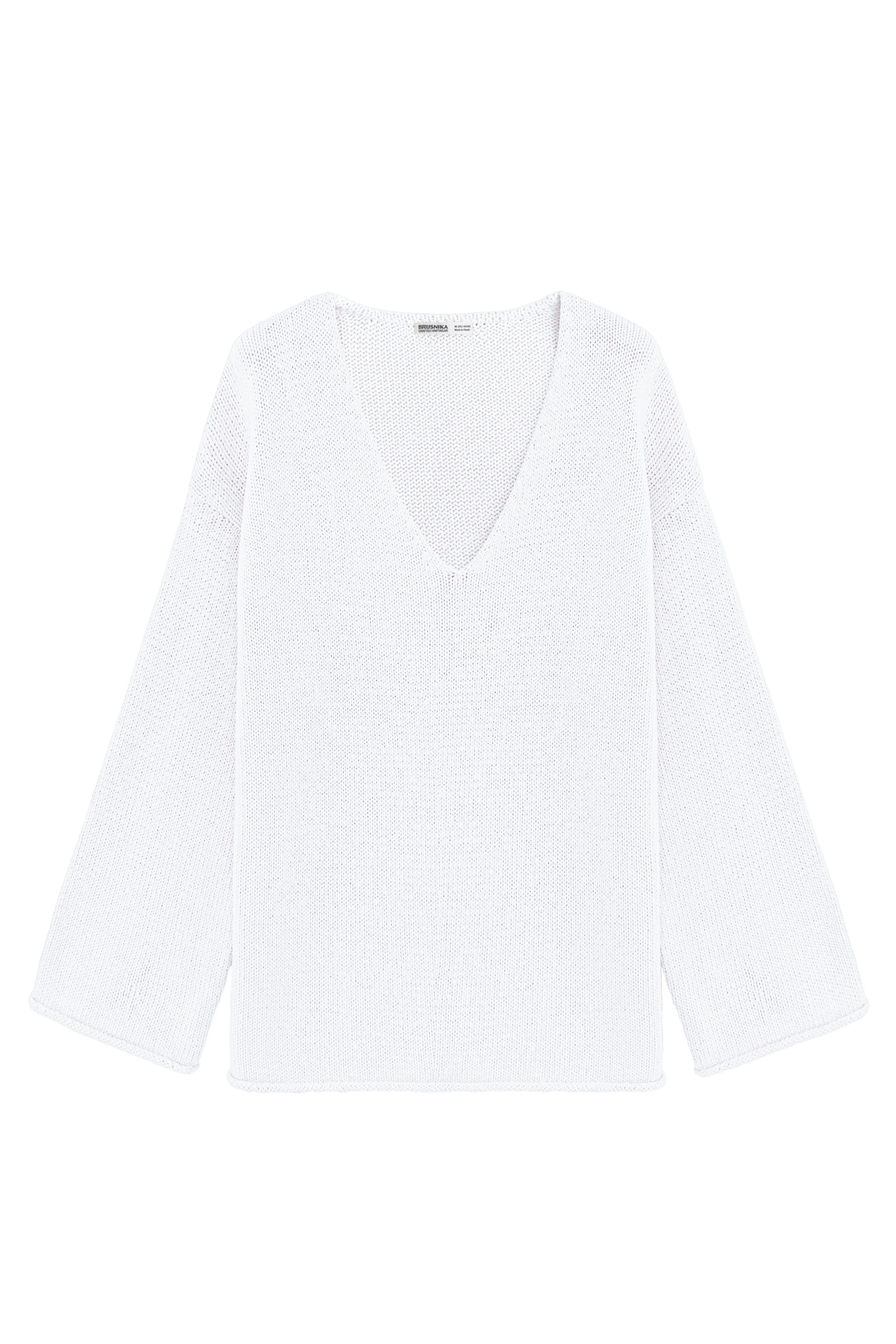 Трикотажный джемпер с V-образным вырезом. Модель свободного силуэта со спущенной линией плеча.