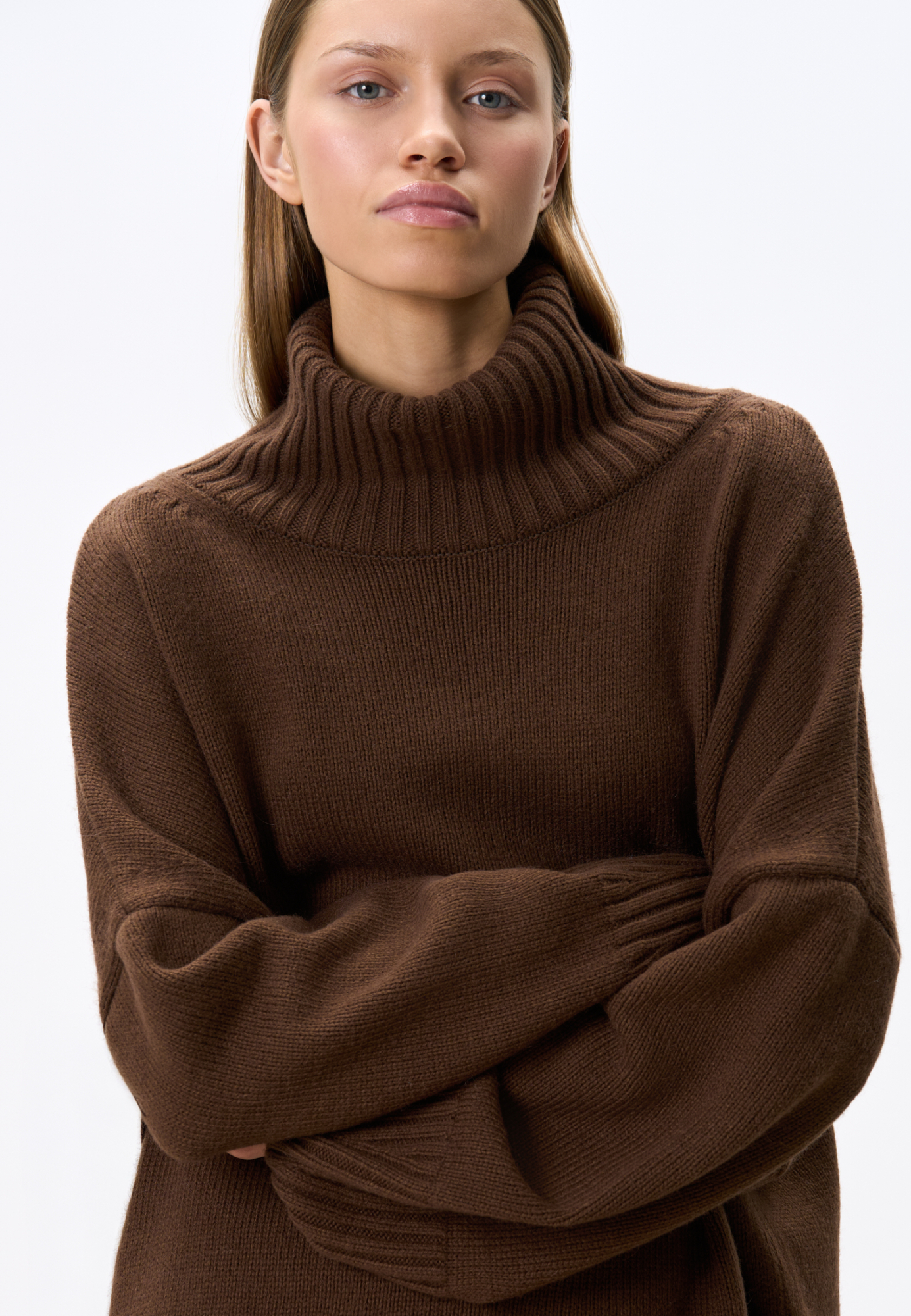 Объемный трикотажный джемпер из шерсти альпака. Модель свободного силуэта, со спущенной линией плеча и высоким воротом. Края изделия выполнены в широкий рубчик. Логотип бренда на манжете.