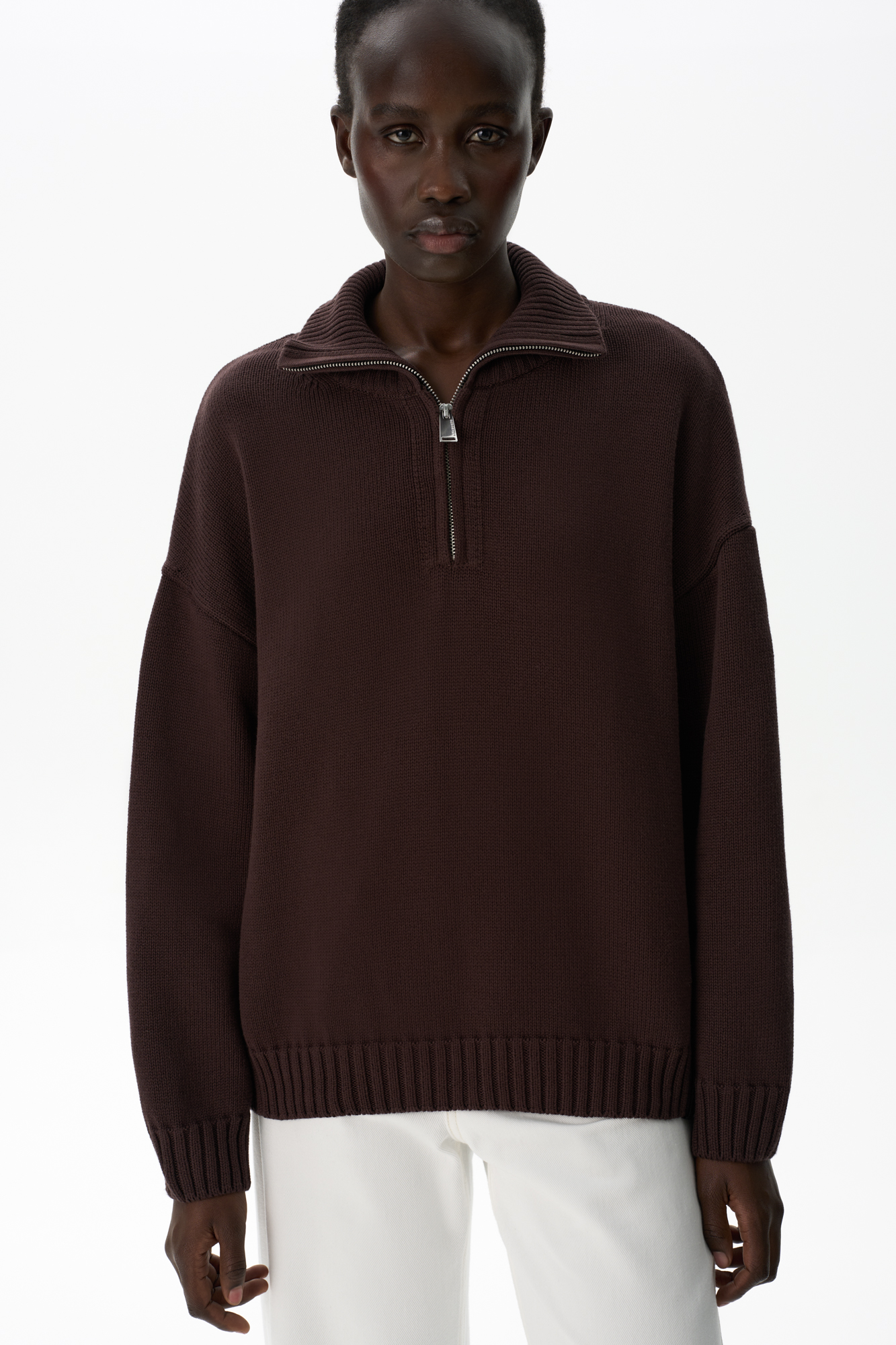 Трикотажный джемпер из 100% хлопка с воротником-стойкой. Модель свободного силуэта со спущенной линией плеча. Застежка на молнию, манжеты и низ изделия выполнены в рубчик.