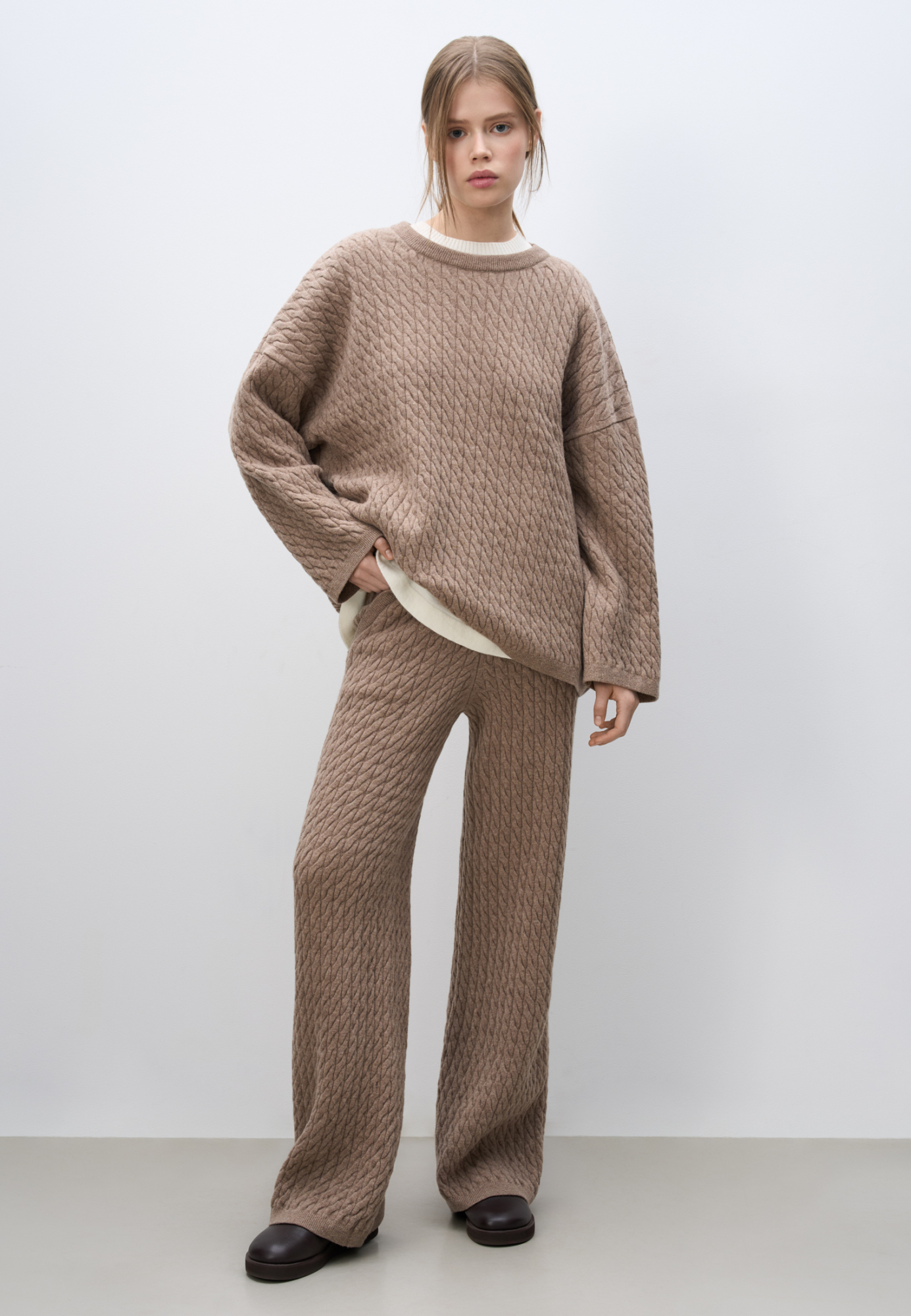 Трикотажные брюки с объемными косами из 100% шерсти мериноса экстрафайн. Модель на эластичной резинке и глубокими боковыми карманами. 