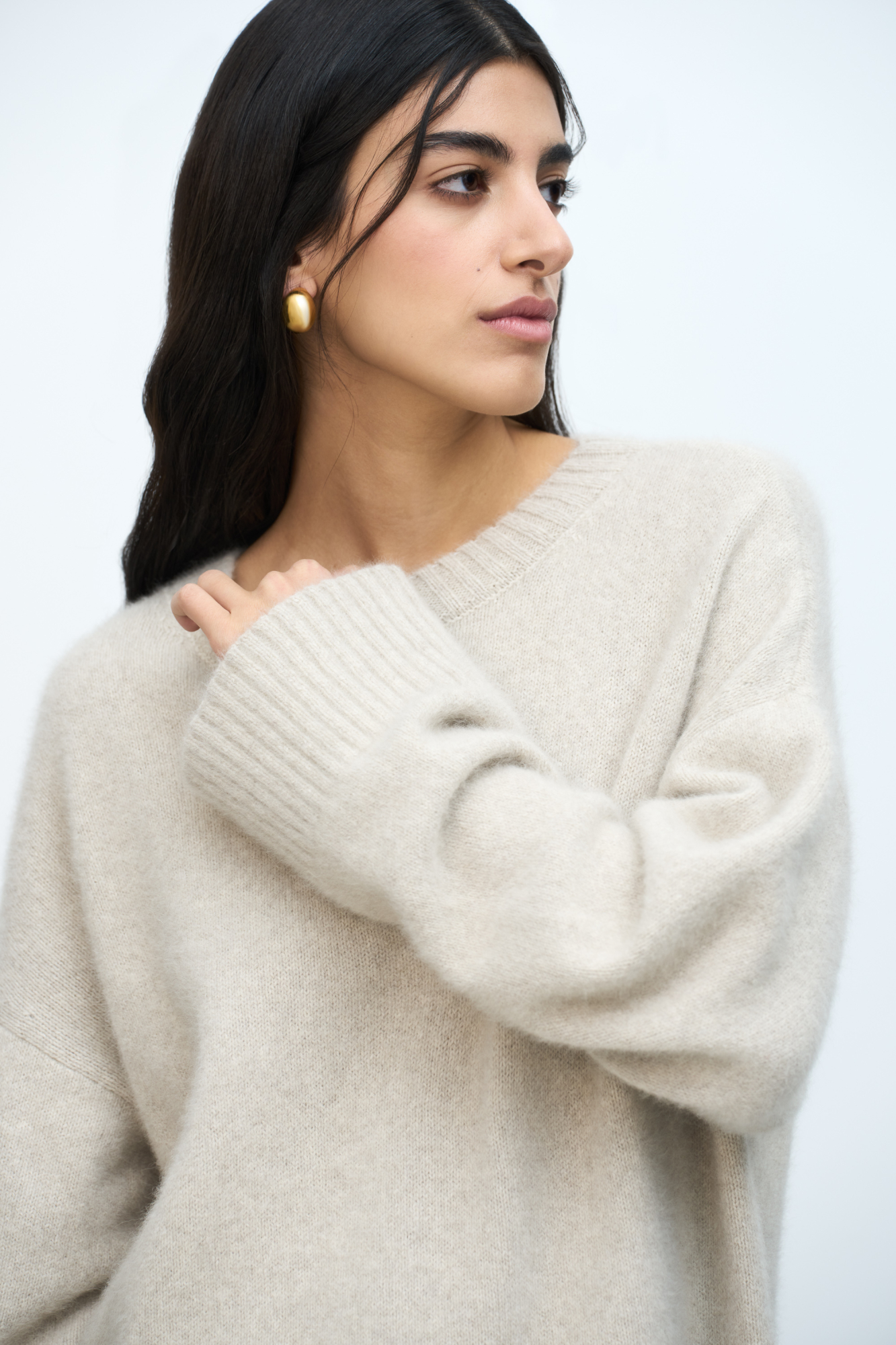 Трикотажный джемпер прямого силуэта. Содержание в пряже 70% натурального пуха лисы делает джемпер теплым и в тоже время очень легким. Модель со спущенным плечом, края изделия в рубчик.