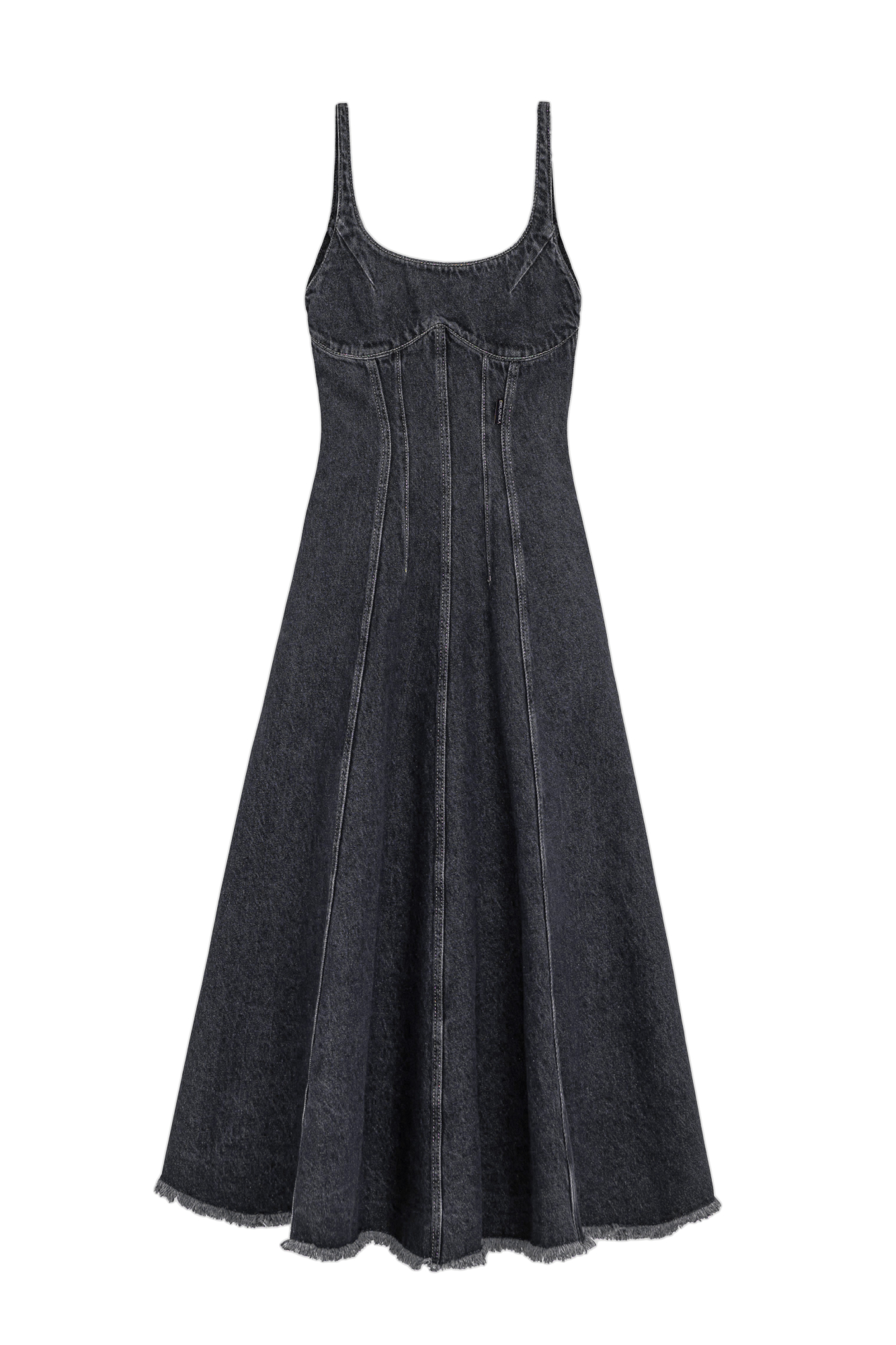 Джинсовое платье длины миди из 100% хлопка. Модель приталенного силуэта, с вытачками на талии, акцентным лифом, на тонких бретельках, вертикальными рельефными швами и необработанным низом.