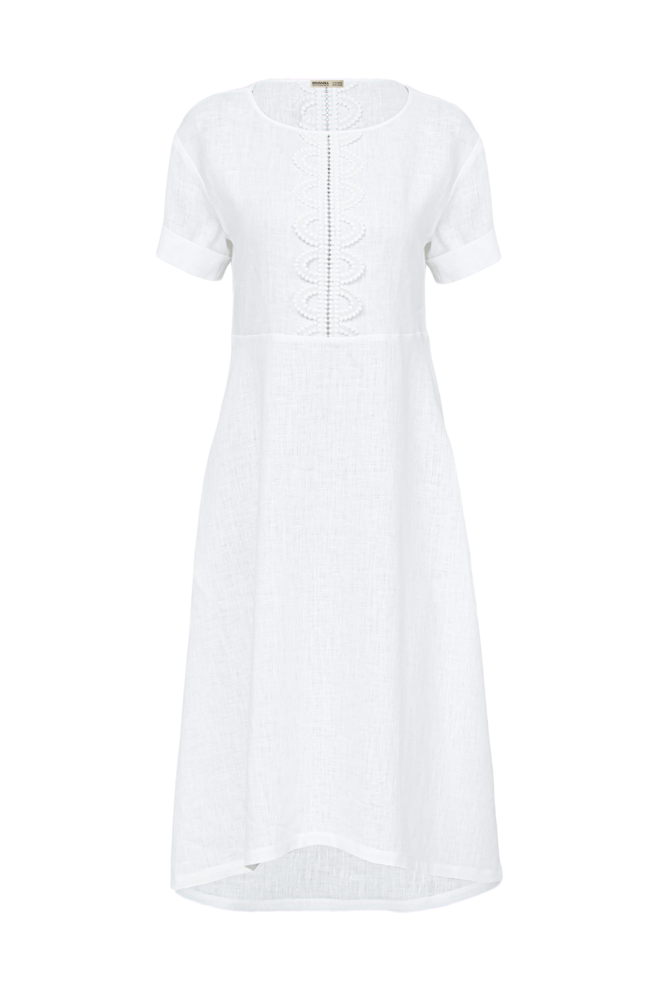 Платье длины миди из 100% льна. Модель с коротким рукавом и круглым вырезом горловины. Изделие декорировано кружевом.