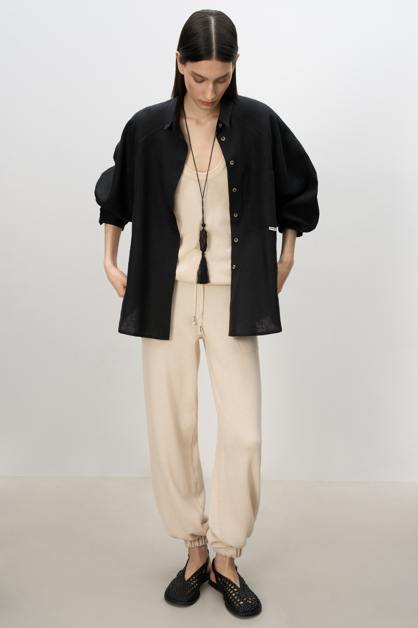 Трикотажные брюки-джоггеры из хлопка с добавлением вискозы. Модель выполнена в спортивном стиле, с широким эластичным поясом на кулиске, боковыми карманами и широкими манжетами на резинке.