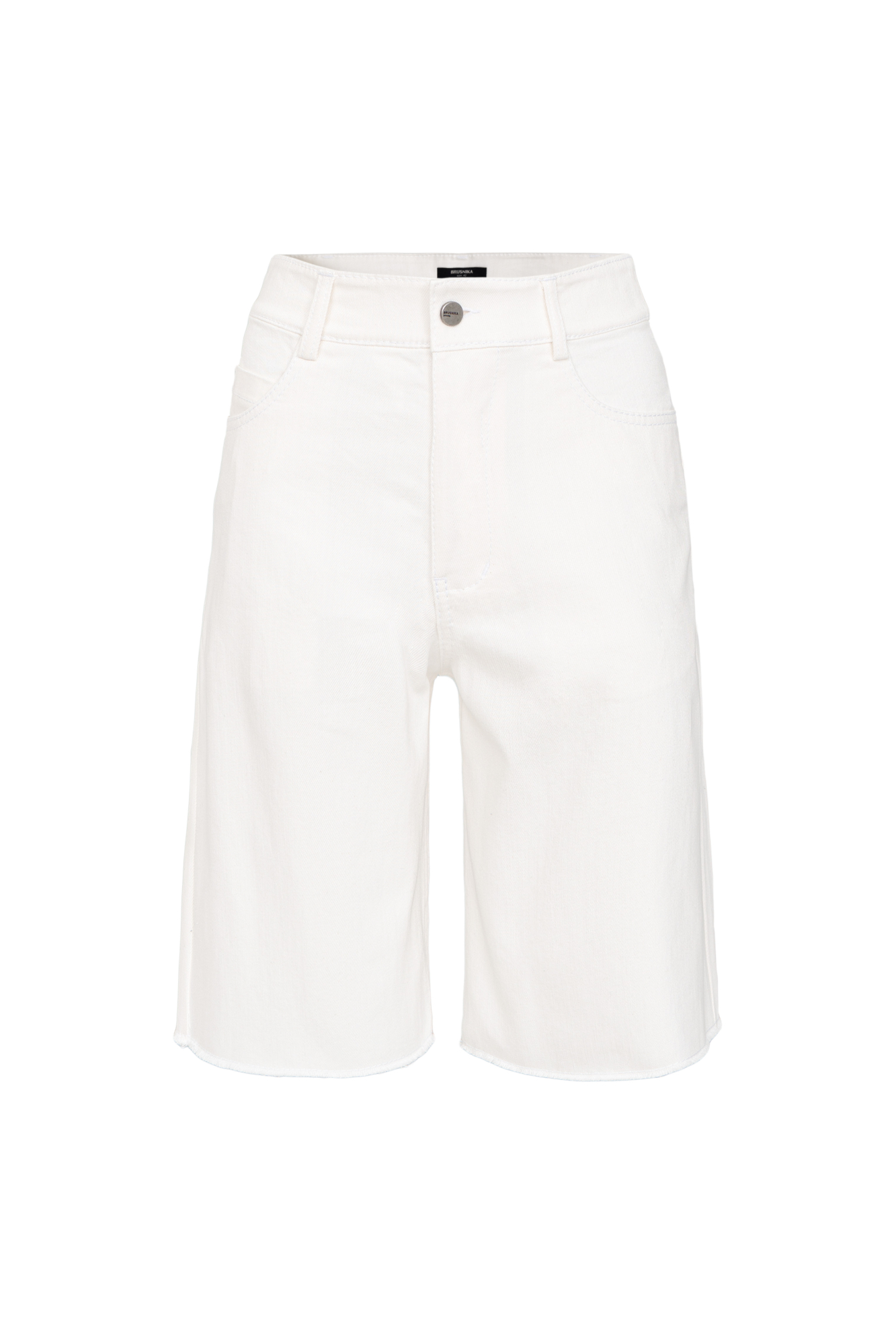 Классические джинсовые шорты с карманами по бокам и потайной застежкой на молнию и пуговицу. Дополнить образ можно топом.