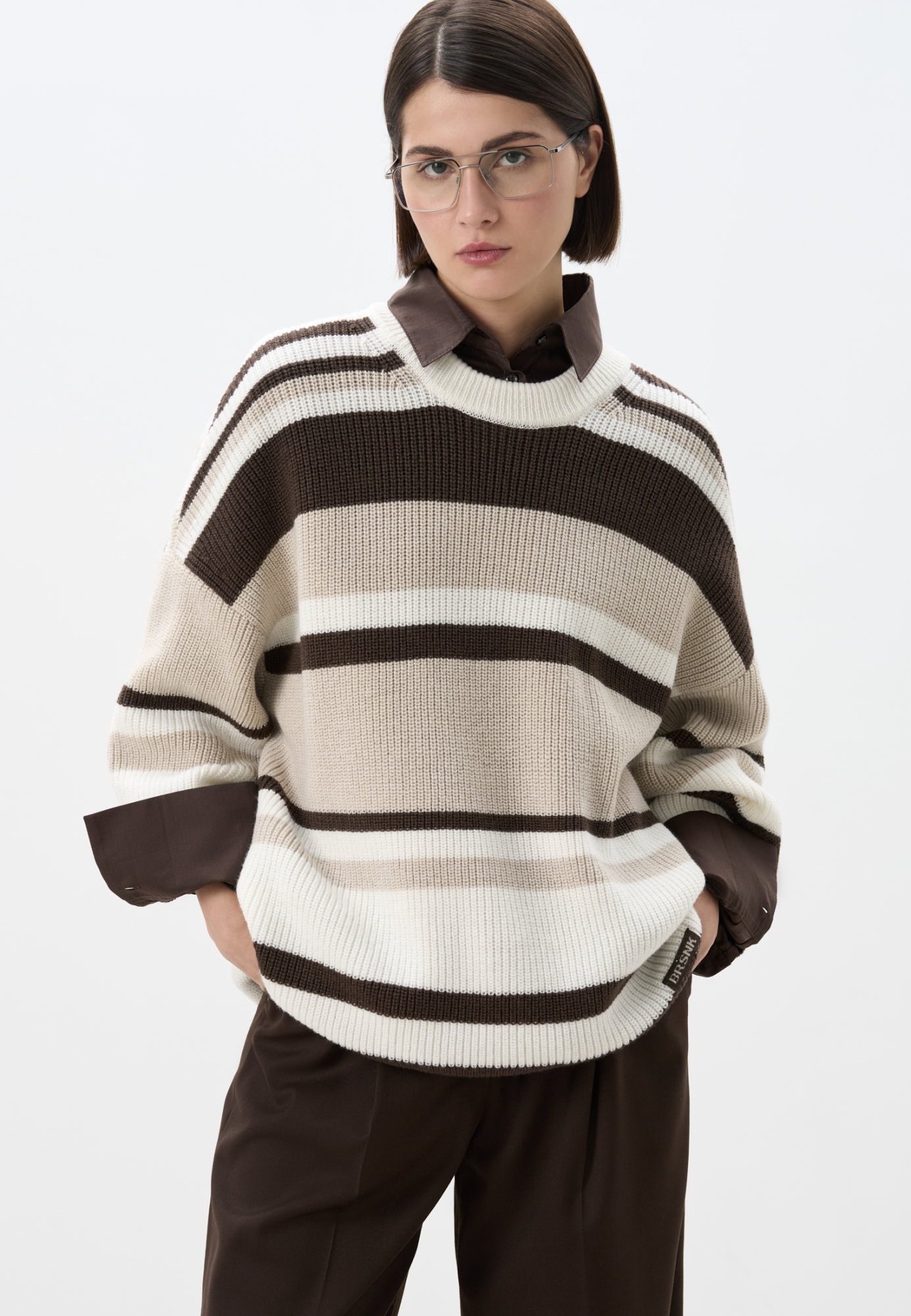 Трикотажный джемпер из шерсти в полоску. Модель свободного силуэта, со спущенной линией плеч, длинными рукавами и круглым вырезом горловины. Изделие декорировано пришивным логотипом бренда.&nbsp;&nbsp;