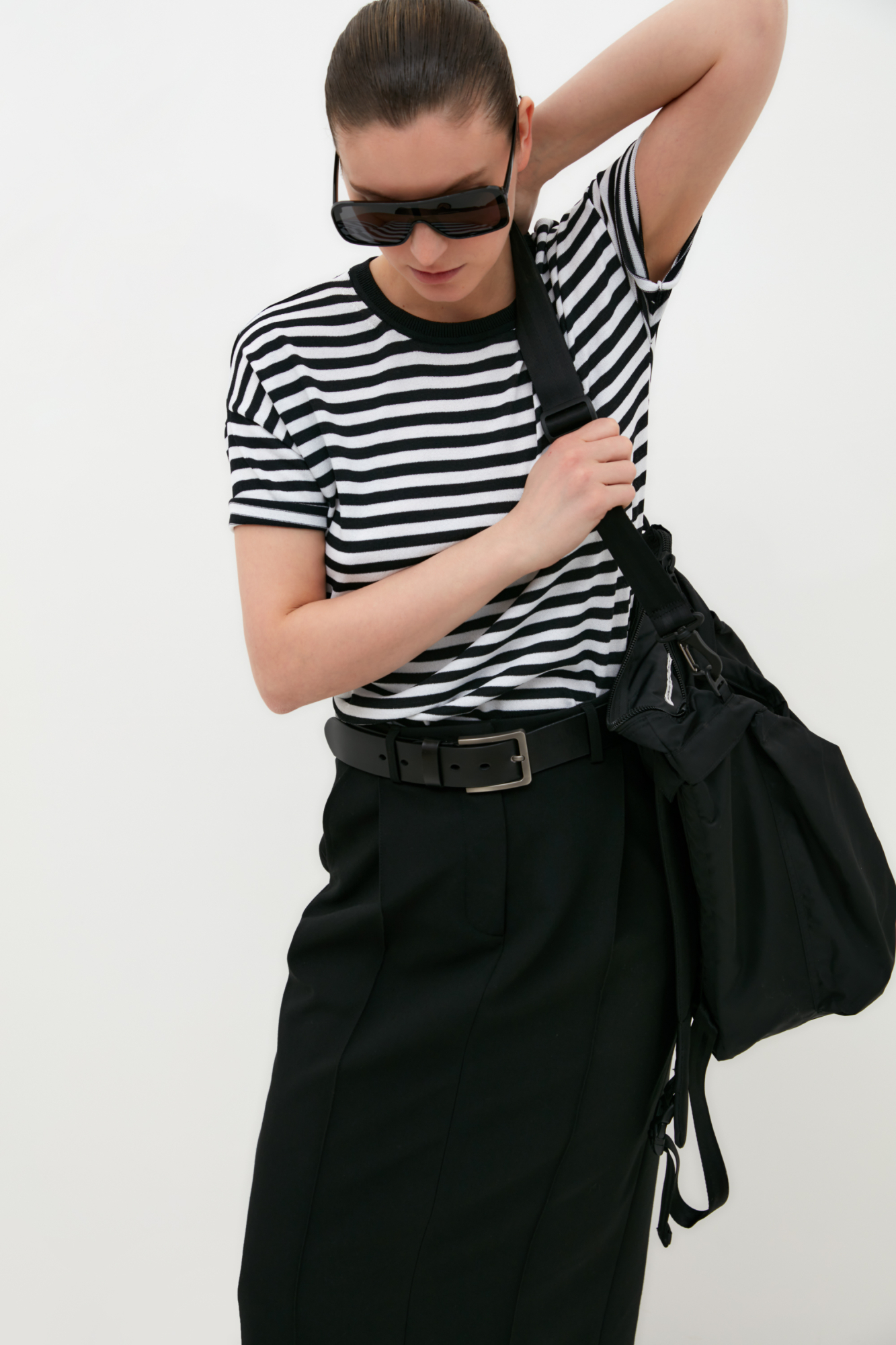 Трикотажная футболка из вискозы. Модель прямого кроя с коротким рукавом и круглым вырезом горловины.