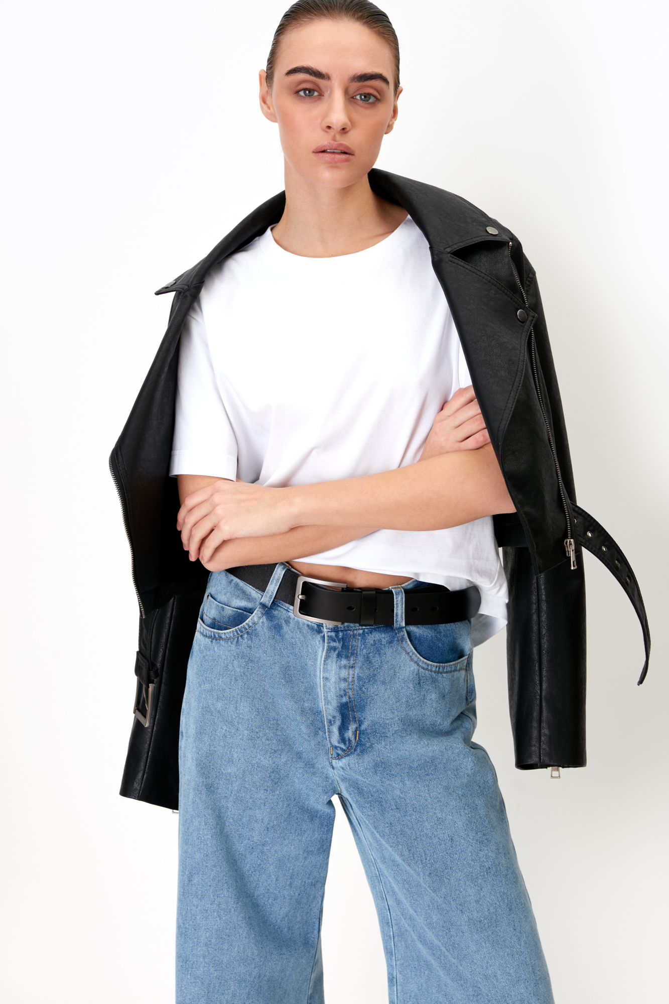 Укороченная футболка из 100% хлопка со спущенным рукавом и брендированным ярлыком снизу.