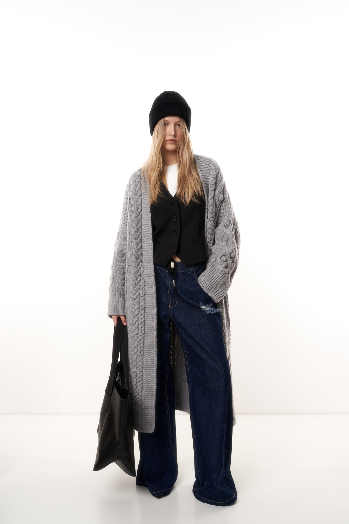 Длинный трикотажный кардиган с рельефным узором и широким поясом. Модель свободного силуэта со спущенным плечом и широкими манжетами. Края изделия в рубчик.