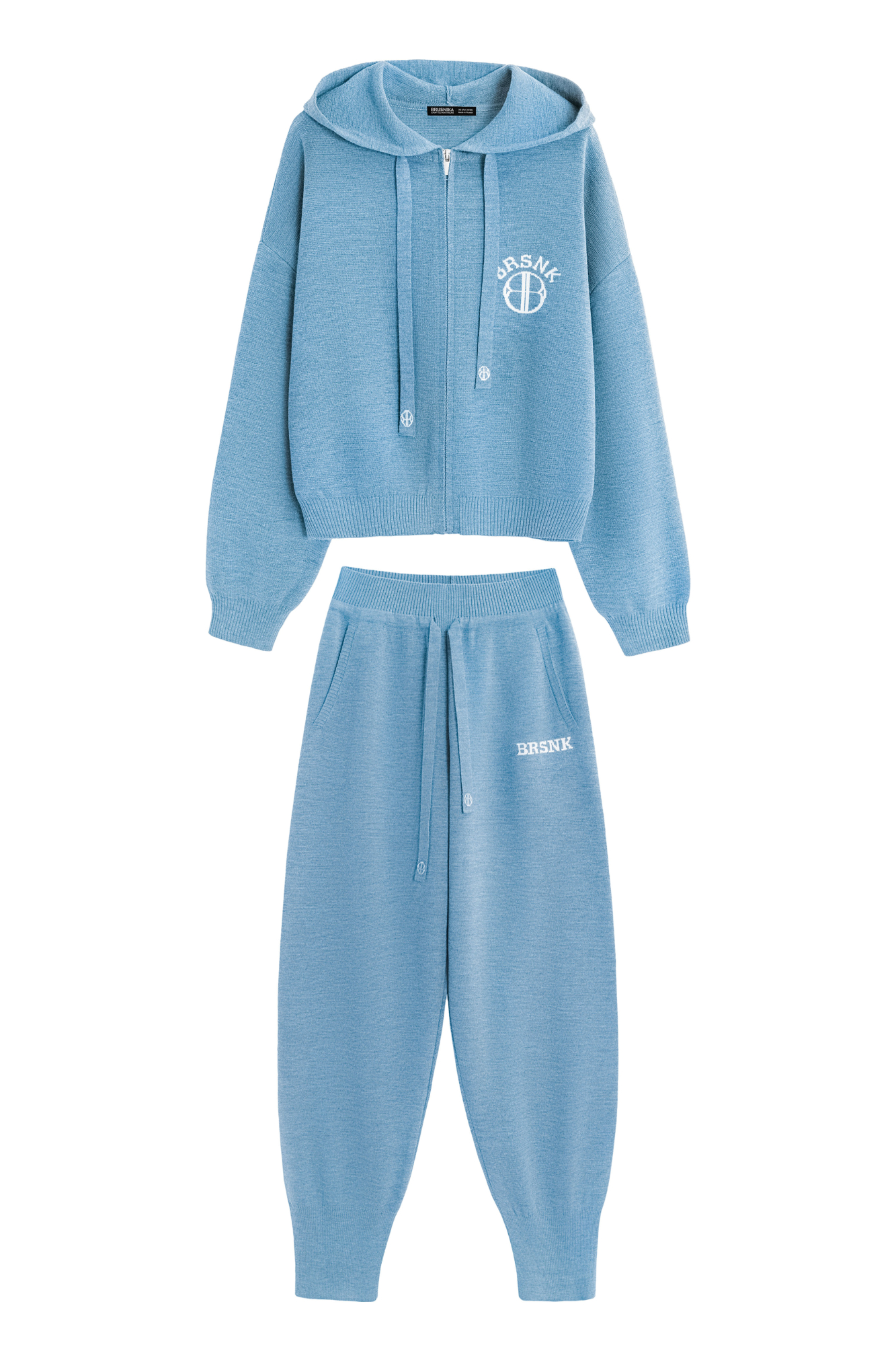 Трикотажный костюм в спортивном стиле из шерсти с добавлением акрила, состоящий из бомбера и брюк. Бомбер свободного силуэта, со спущенной линией плеча и капюшоном на кулиске. Низ изделия и манжеты рукавов выполнены на эластичной резинке. Застежка на молнию. <br />
Брюки с широким эластичным поясом на кулиске, боковыми карманами и широкими манжетами на резинке. Изделие декорировано брендированным жаккардом.