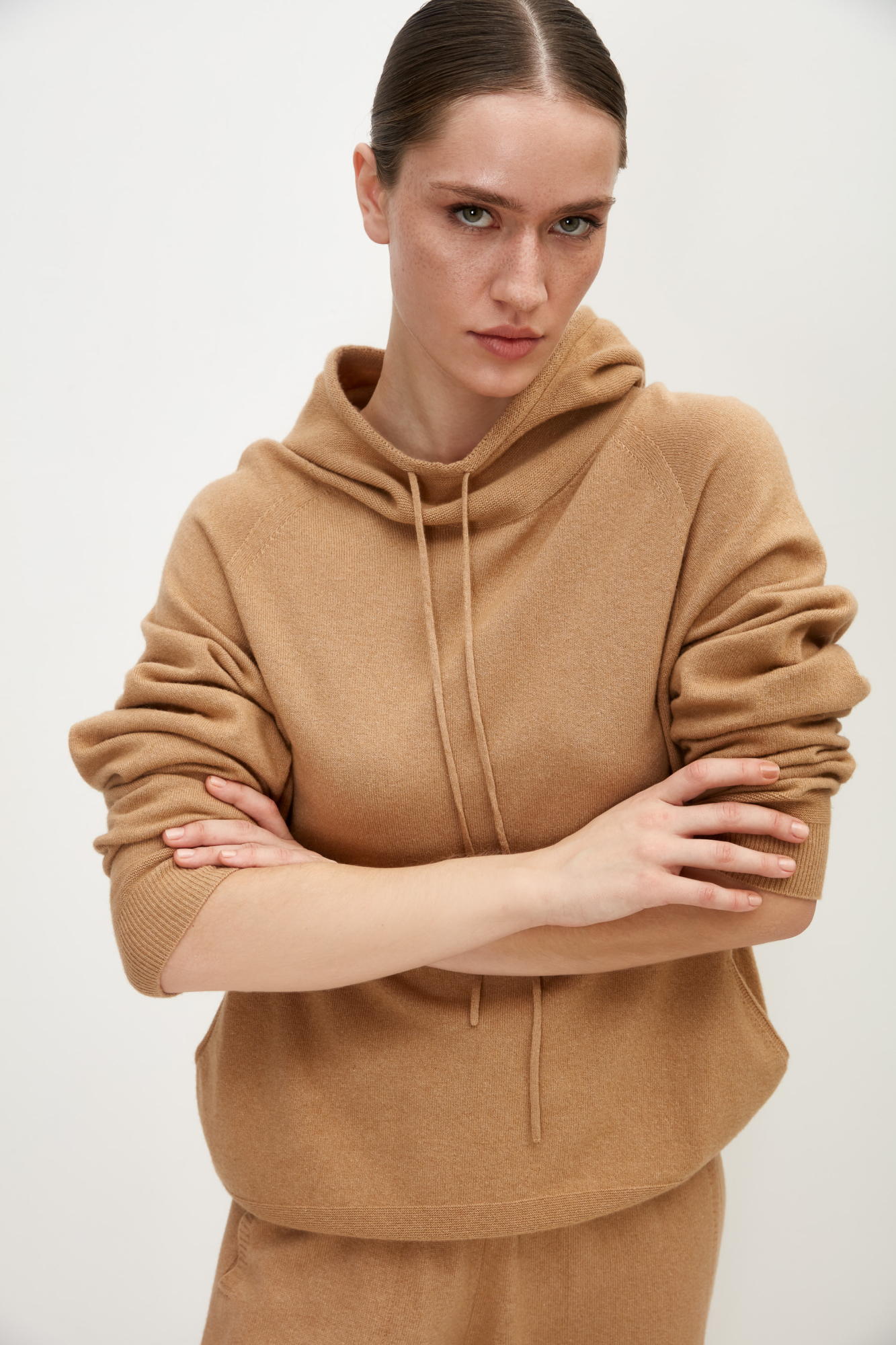 Бесшовный худи из кашемира и шерсти. Модель с капюшоном и карманом спереди.