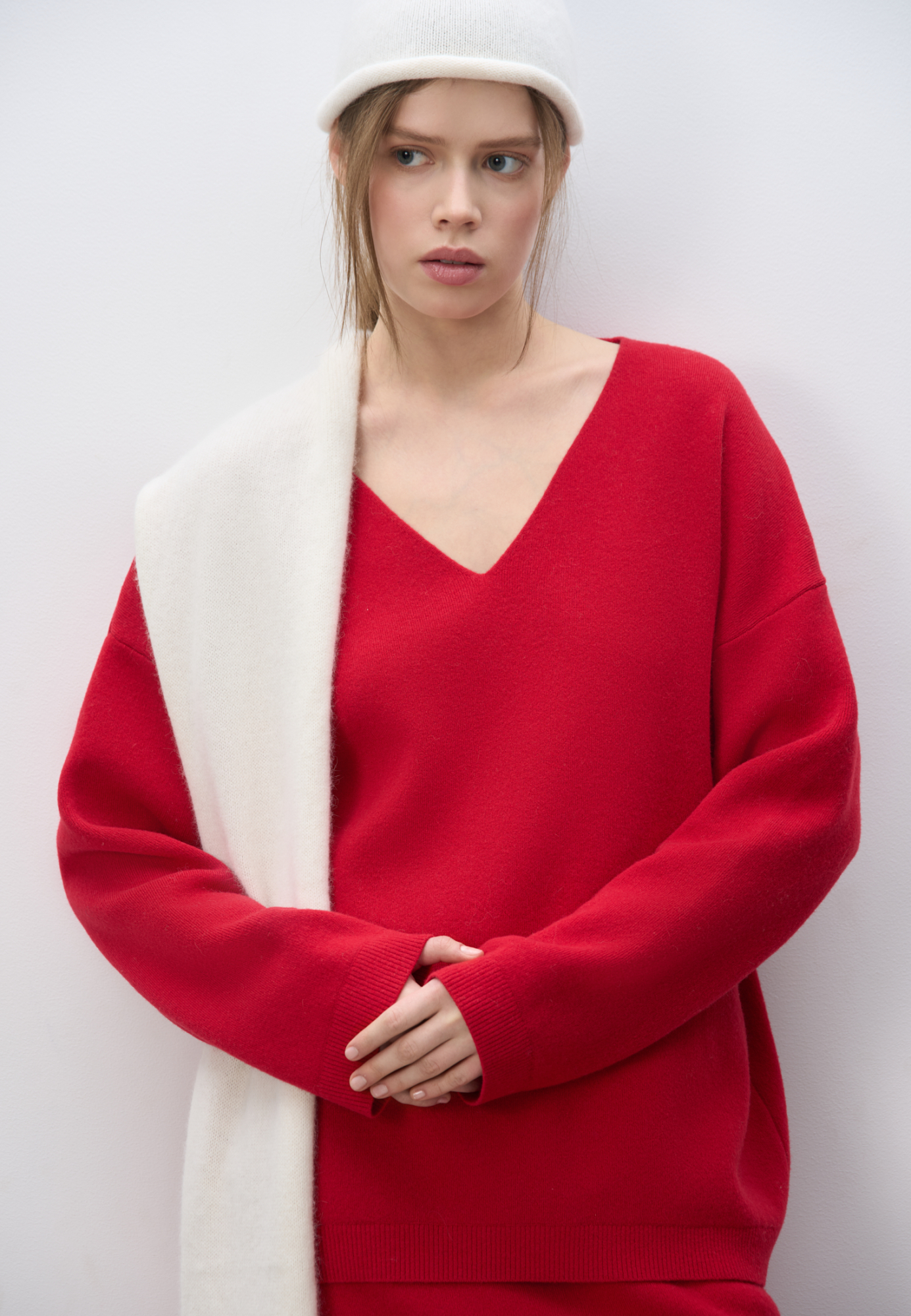 Трикотажный джемпер из шерсти с добавлением кашемира. Модель свободного силуэта со спущенной линией плеч и V-образным вырезом горловины. Манжеты рукавов и низ изделия выполнены в рубчик.