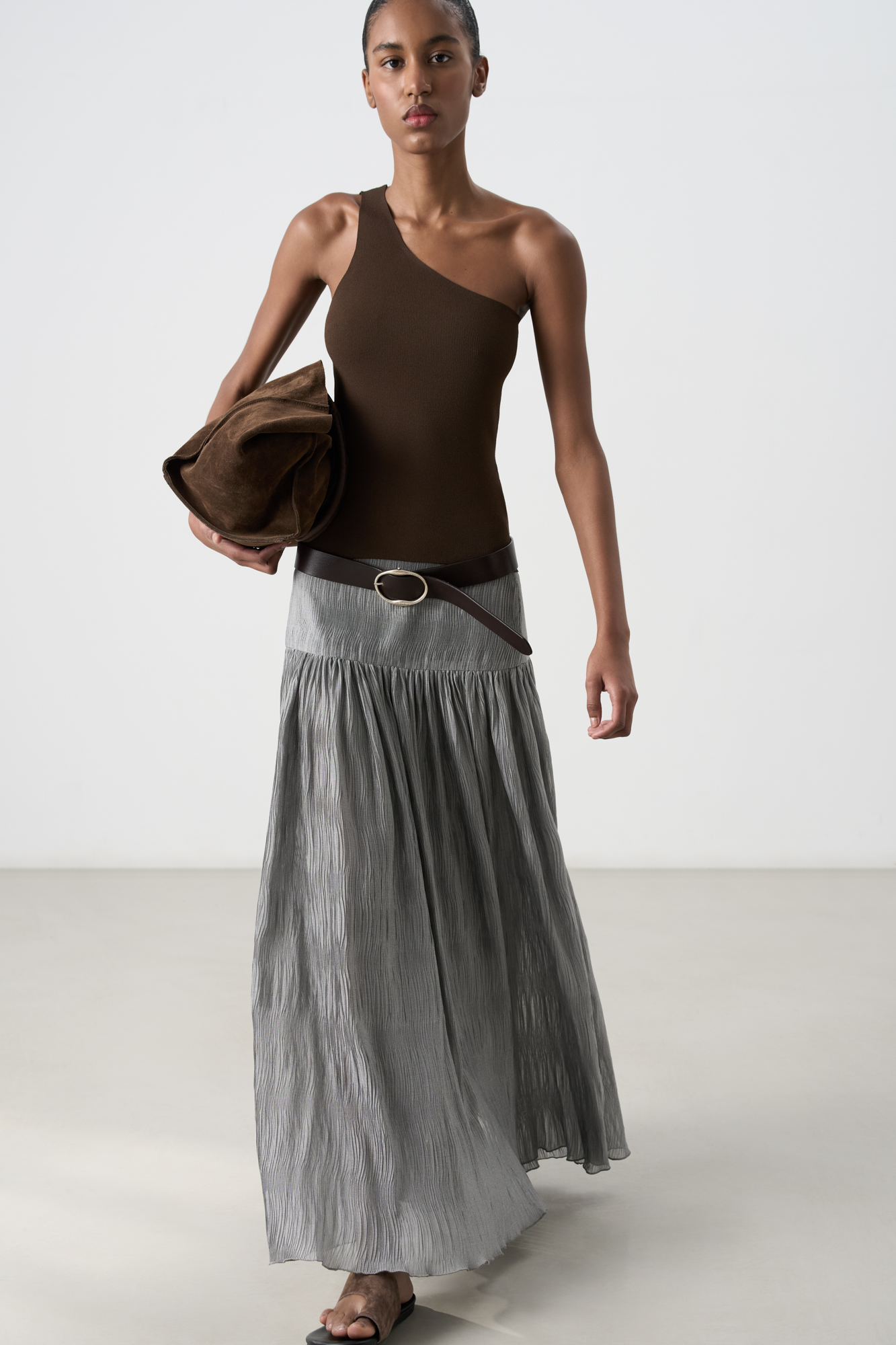 Шифоновая юбка длины макси из текстурированной ткани. Модель приталенного силуэта на кокетке