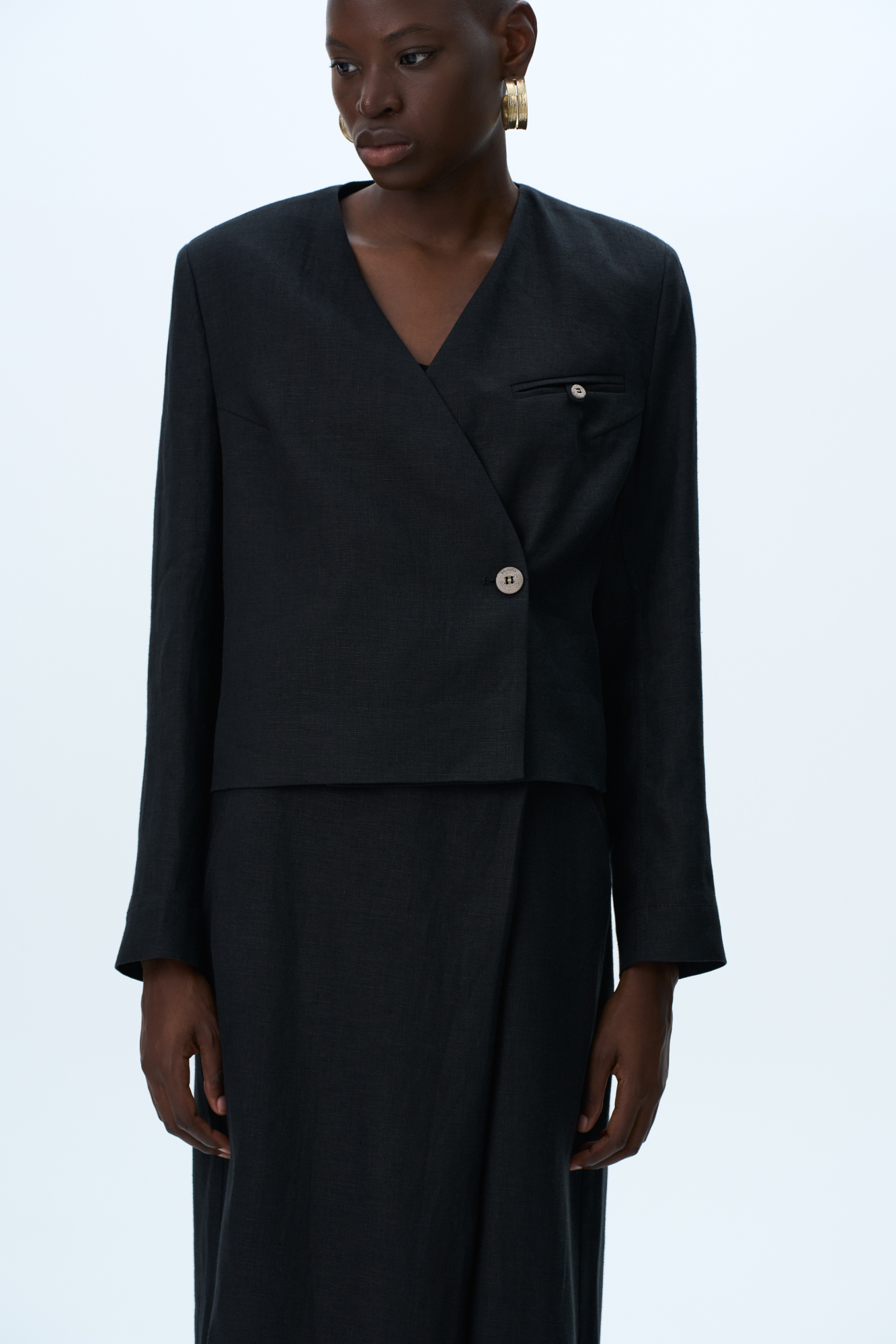 Укороченный жакет на запах из 100% льна. Модель приталенного силуэта с карманом на груди. Застежка на пуговицу. Дополнить образ можно брюками в таком же стиле.