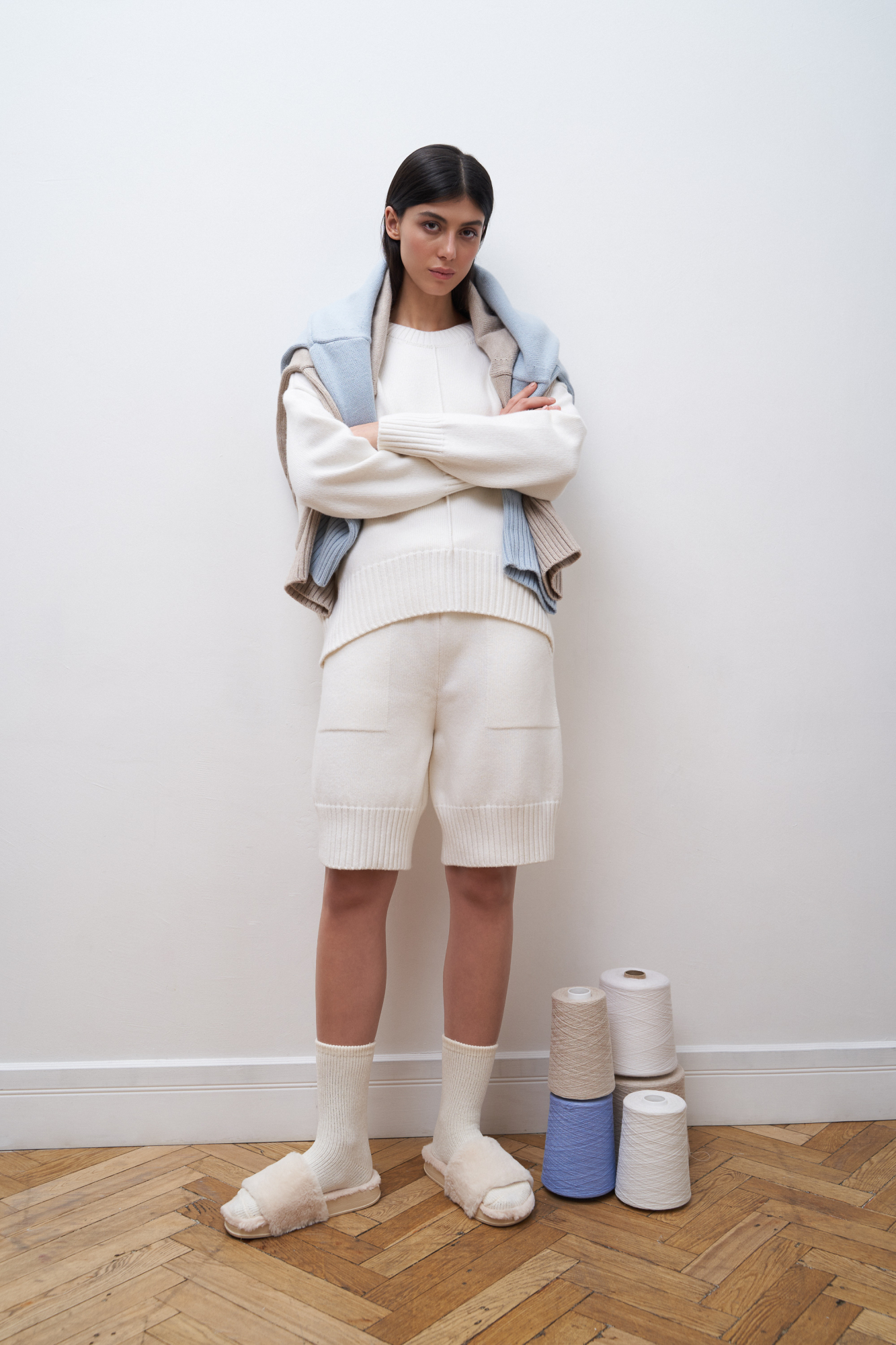 Удлиненные трикотажные шорты на широкой резинке. Модель с боковыми карманами. Кулиска на поясе.