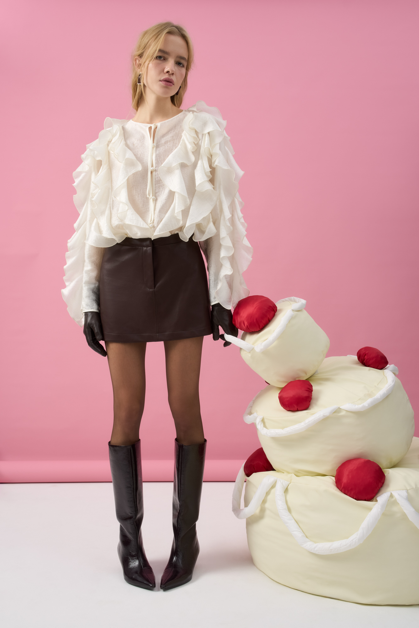 Юбка длины мини из экокожи. Модель выполнена на подкладке. Застежка на молнию, скрытые пуговицу и крючок.