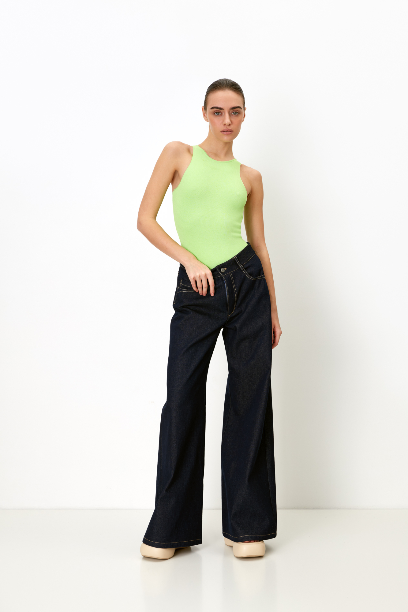 Трикотажное боди из вискозы. Модель приталенного силуэта без рукавов, с широкими лямками, круглым вырезом горловины и глубокой проймой. Застежка на бельевые крючки.