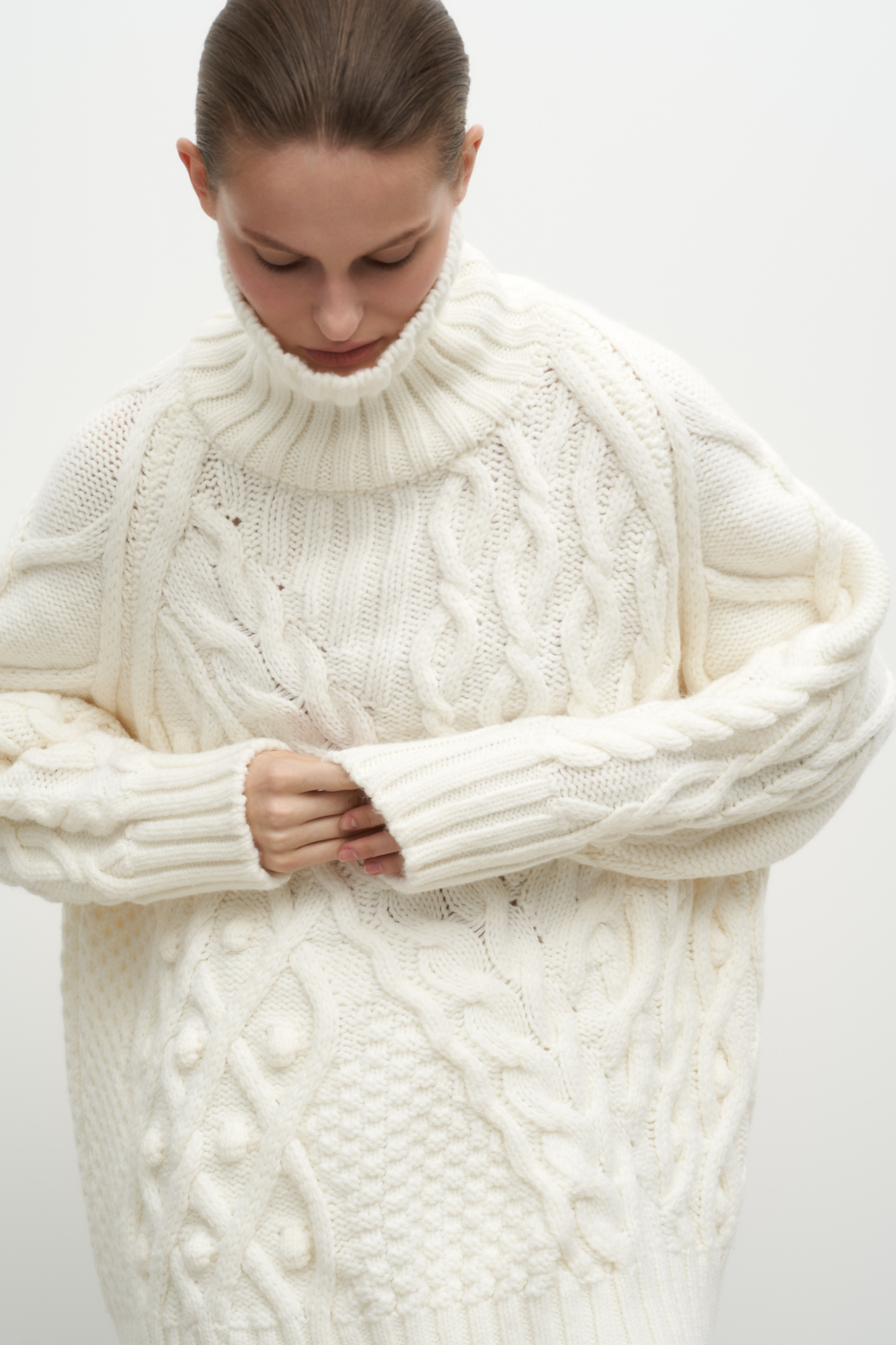 Трикотажный джемпер из шерсти альпака с добавлением кидмохера. Модель свободного силуэта с воротником-стойкой и спущенным плечом.