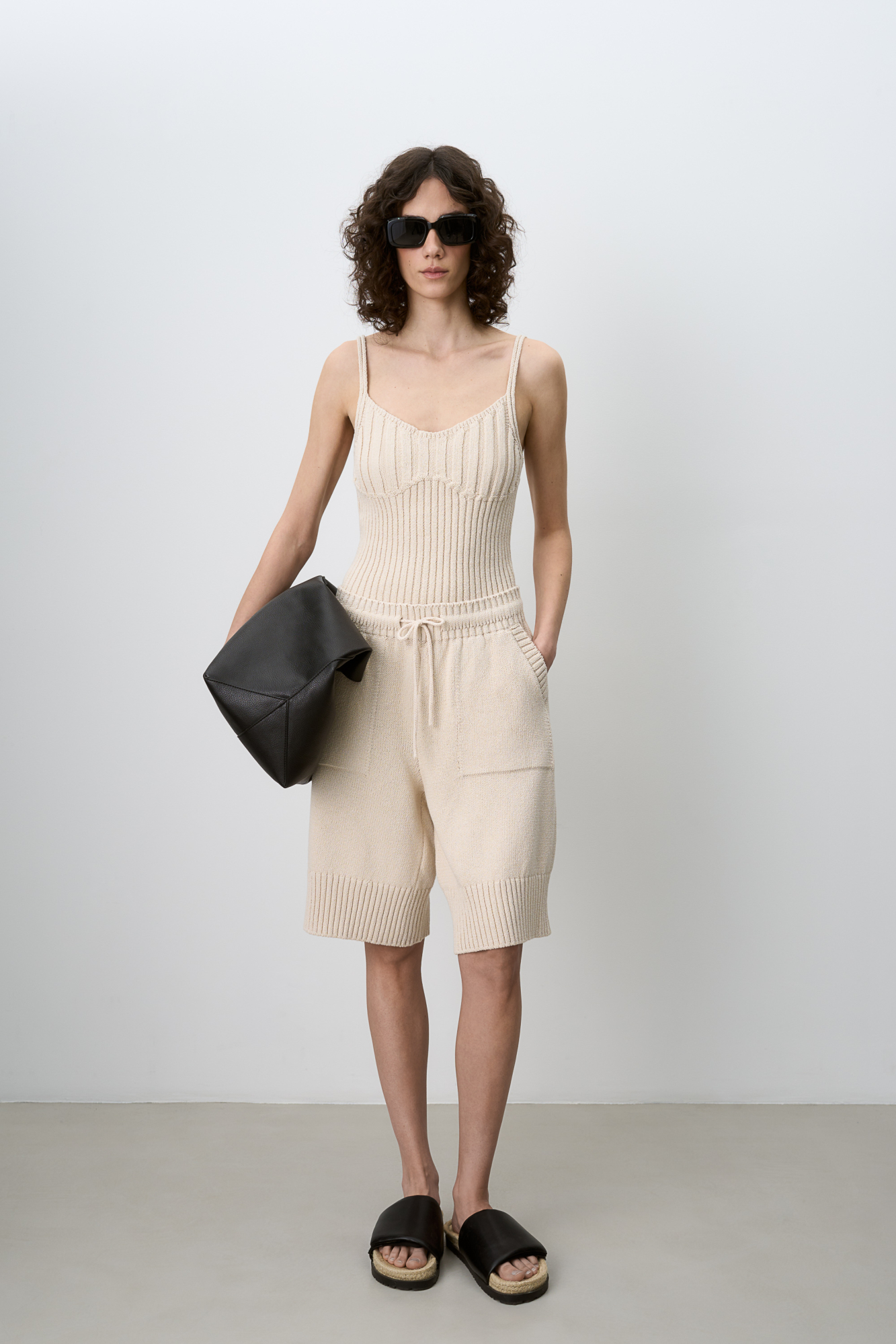 Трикотажные шорты из 100% хлопка. Модель прямого кроя длины до колен, со средней посадкой, боковыми карманамии регулируевым поясом на кулиске. Края изделия выполнены в рубчик.