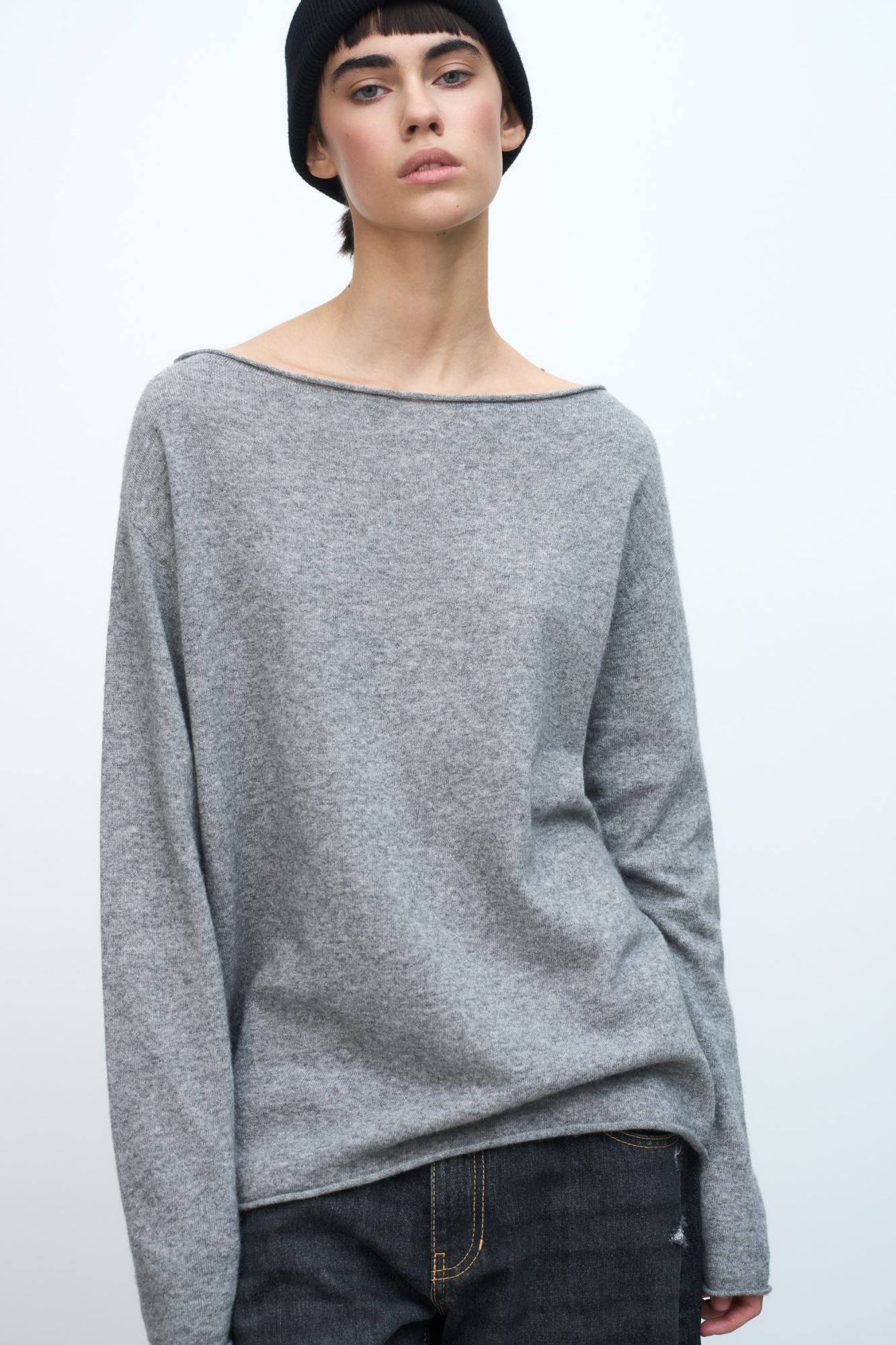 Трикотажный джемпер с закрученными краями из шерсти с добавлением кашемира. Модель свободного силуэта со спущенной линией плеча.