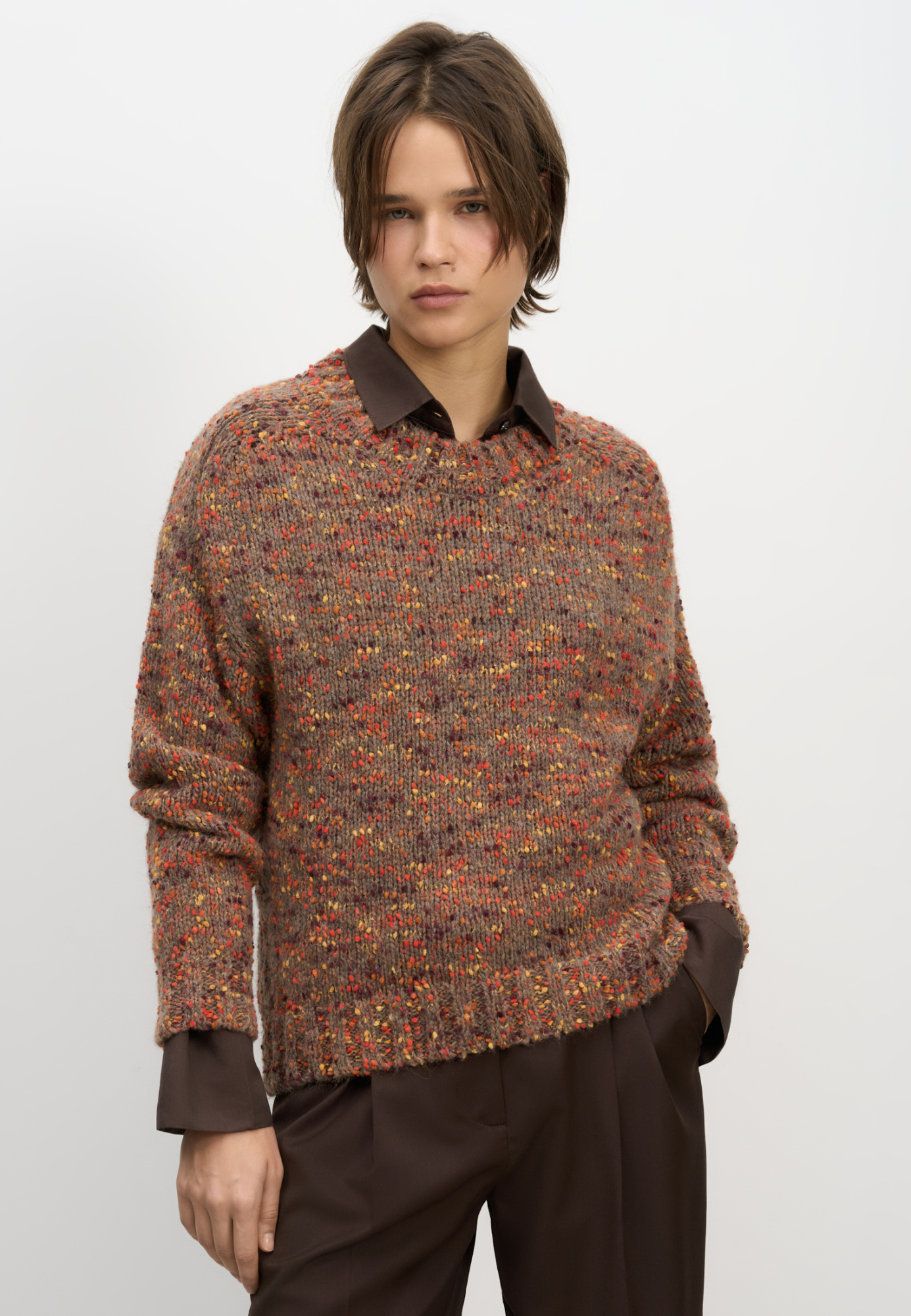 Буклированный джемпер из шерсти альпака. Модель свободного силуэта с рукавом-погон и круглым воротником. Низ изделия, манжеты рукавов и воротник выполнены в широкий рубчик.