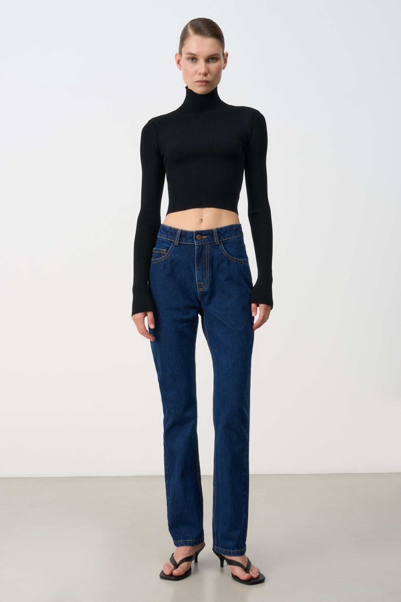 Джинсы скинни с высокой посадкой. Модель прямого кроя, заужена к низу. Пять карманов. Застежка на молнию и металлическую пуговицу.