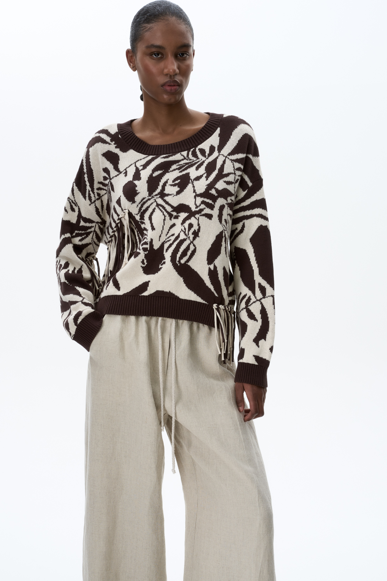 Принтованный джемпер из 100% хлопка с бахромой. Модель свободного силуэта со спущенной линией плеча.