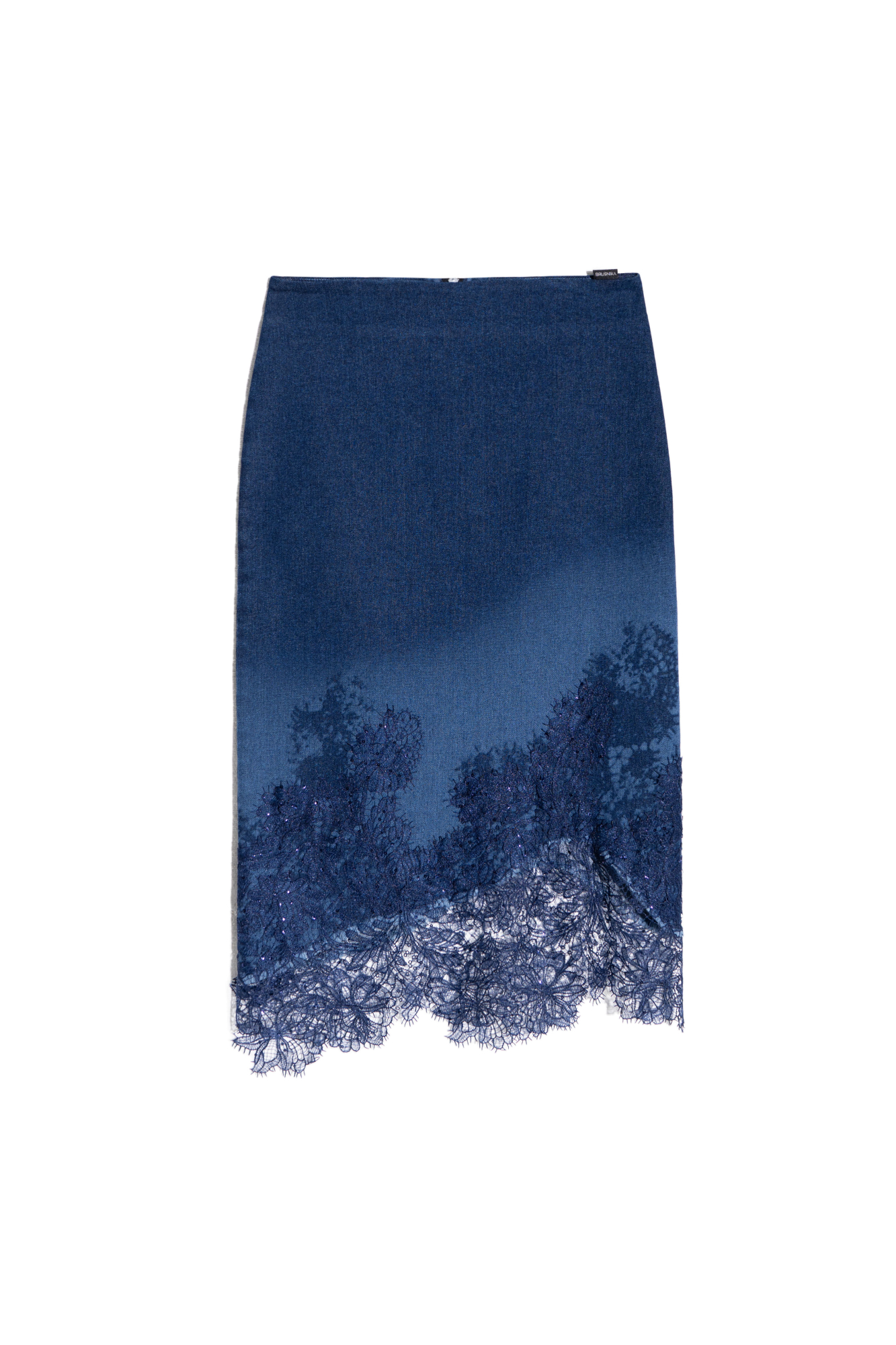 Джинсовая юбка длины миди с градиентным принтом. Модель приталенного силуэта с асимметричным низом, декорированным кружевом и пайетками. Застежка на молнию.