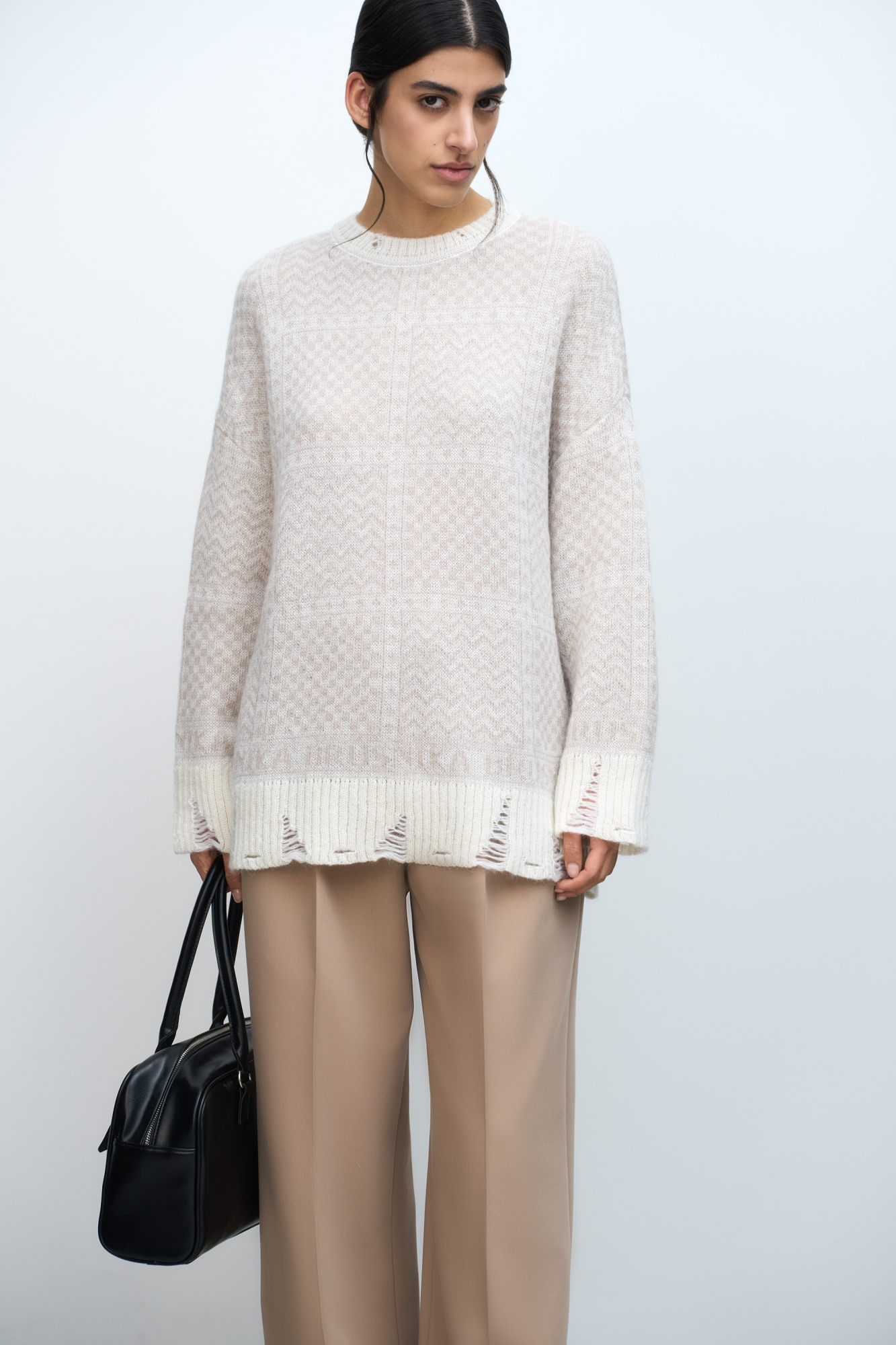 Трикотажный джемпер с жаккардовым узором "Шахматная доска". Модель свободного силуэта, выполнена из шерсти с добавлением мохера, со спущенным плечом и необработанным низом.