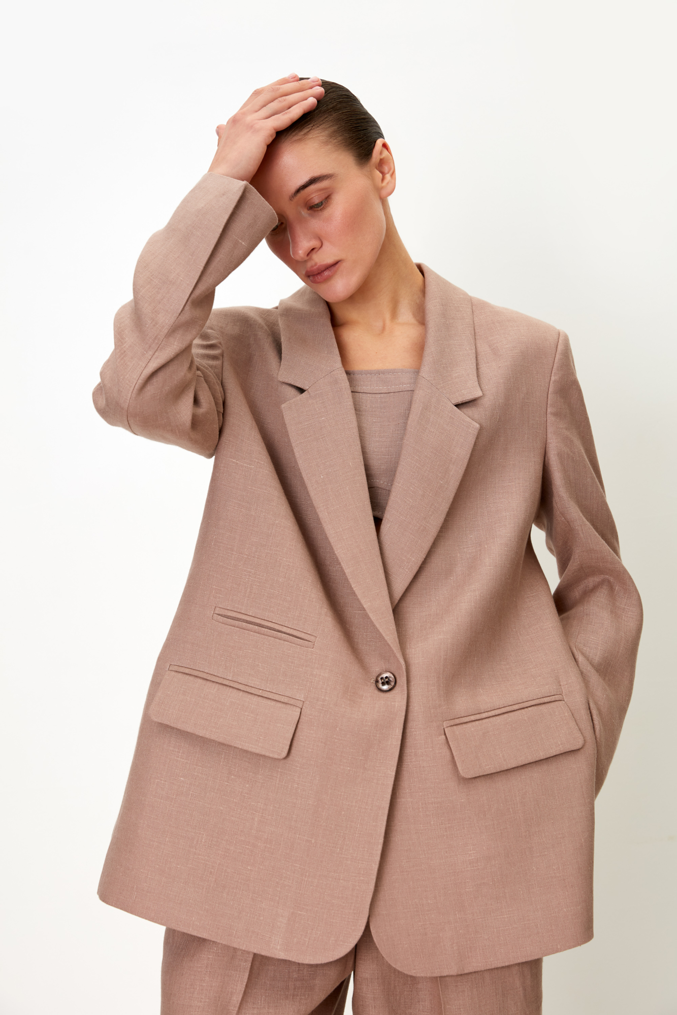 Классический жакет из 100% льна с разрезами по бокам и накладными карманами. Застежка на одну пуговицу. Изделие на подкладке.