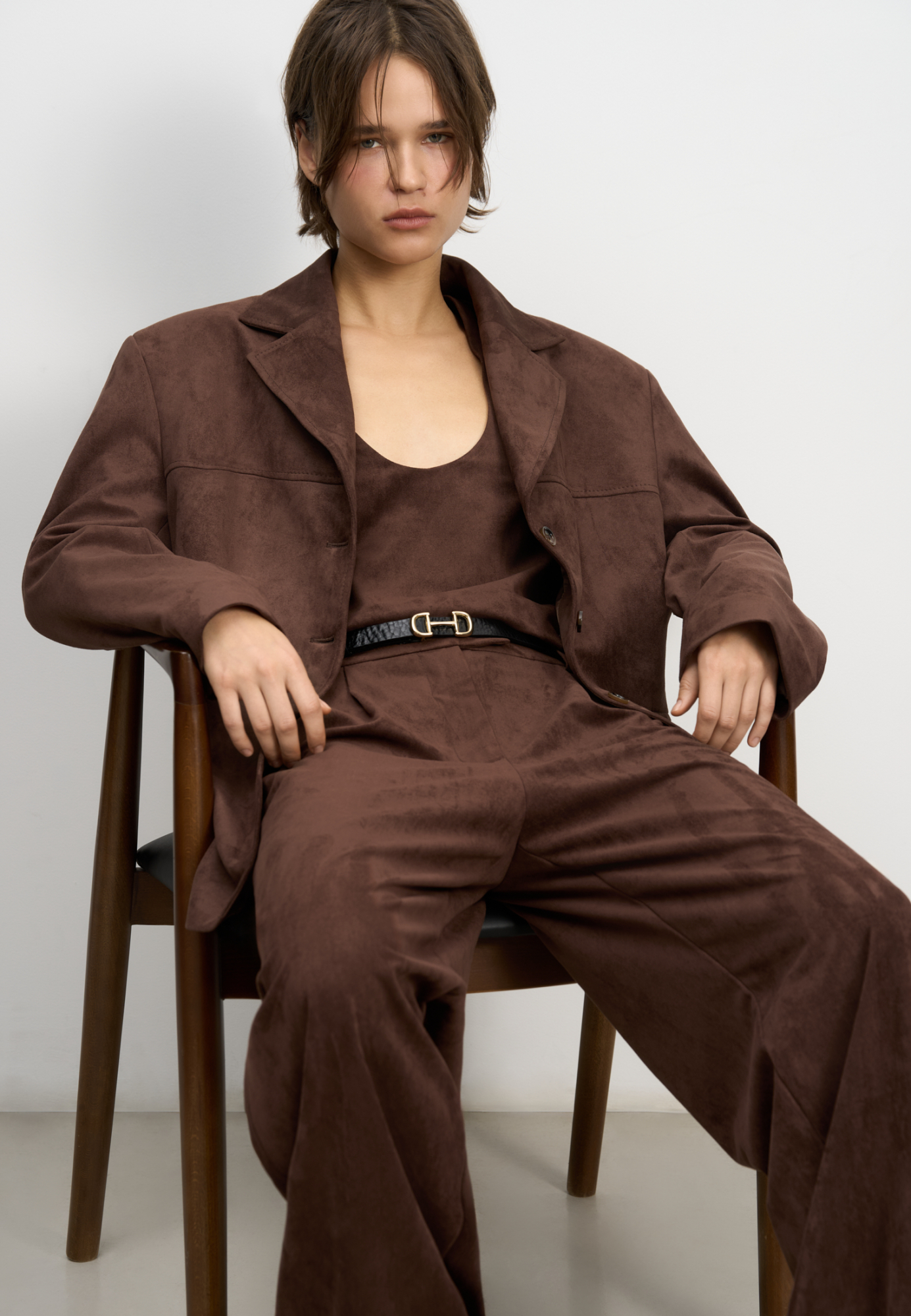 Брюки из ткани с имитацией внешнего вида и свойств натуральной замши. Модель с защипами на талии, шлевками на поясе для ремня. Застежка на скрытую пуговицу и брючный крючок. Отделка строчкой в тон.&nbsp;&nbsp;